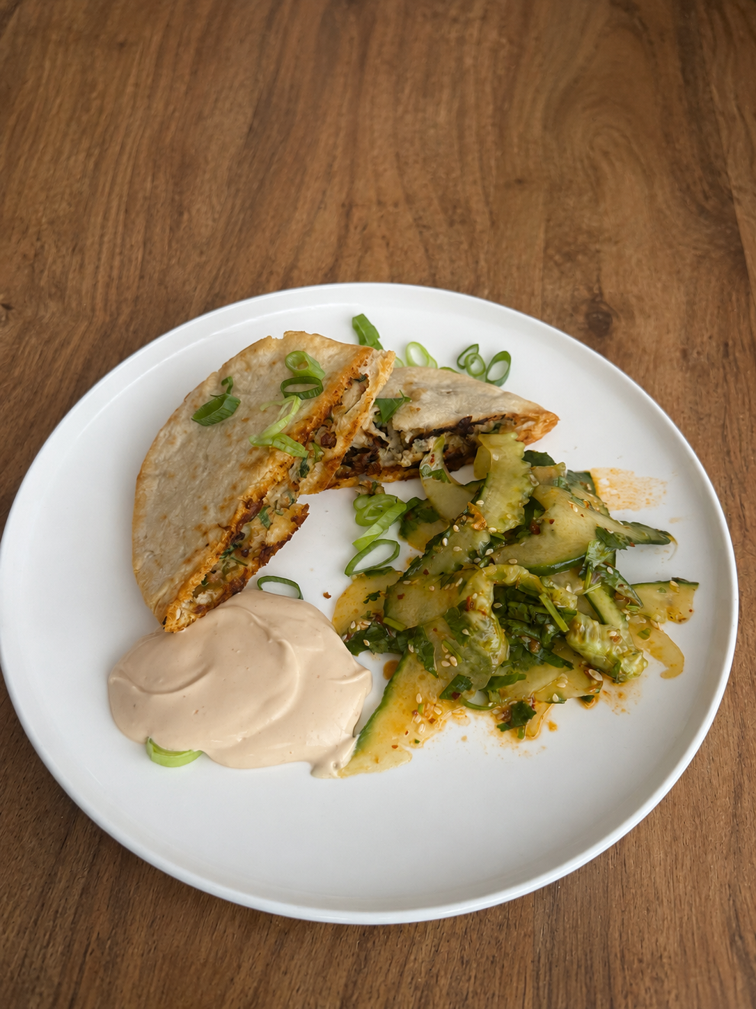 Arayes met kipgehakt en komkommersalade