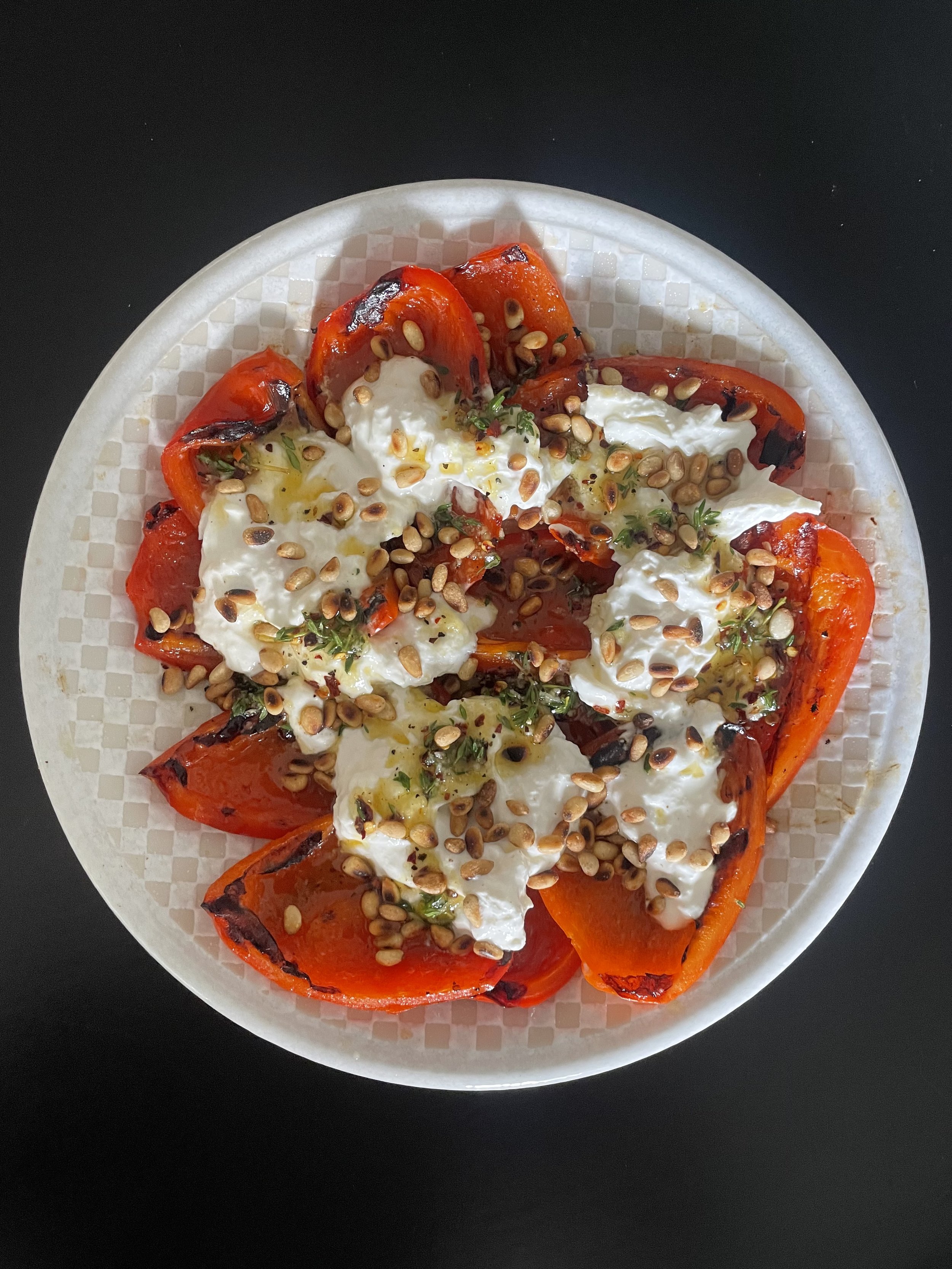 Gegrilde paprika met burrata en honingdressing