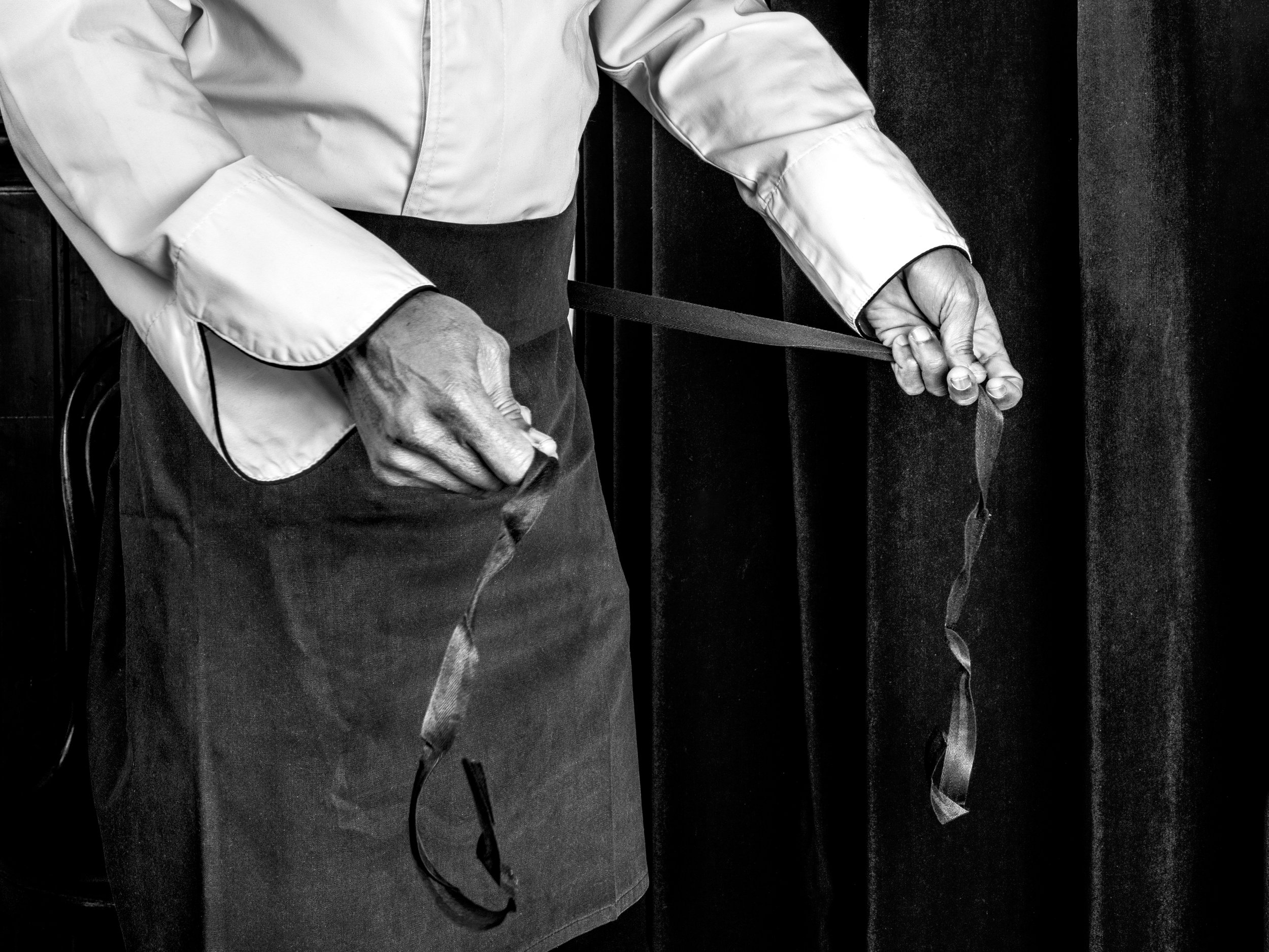 Delphine-Constantini-restaurant-chef-noir-et-blanc-la-fontaine-de-mars