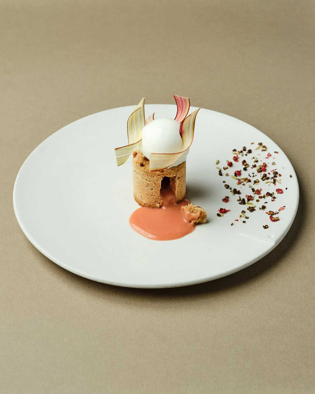 Delphine-Constantini-Halles-aux-grains-Restaurant-Paris-recette-de-chef-photo-culinaire-rhubarbe-jean-julien-freydt