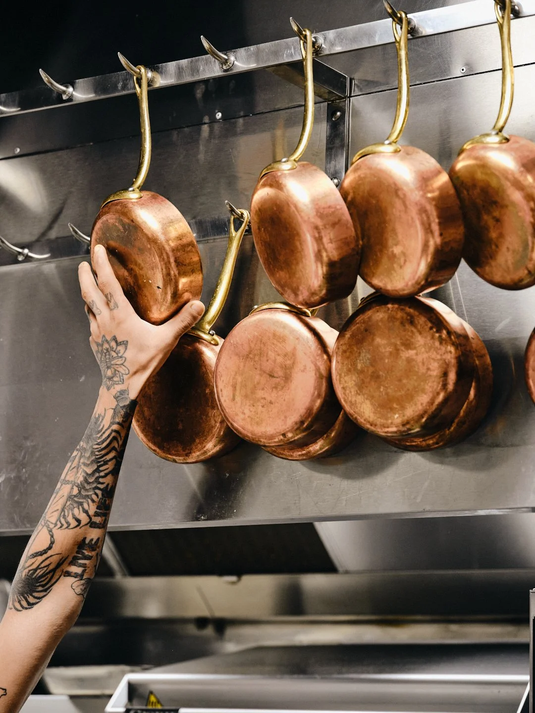 Delphine-Constantini-restaurant-patsy-photo-culinaire-casserole-cuivre-tatouage