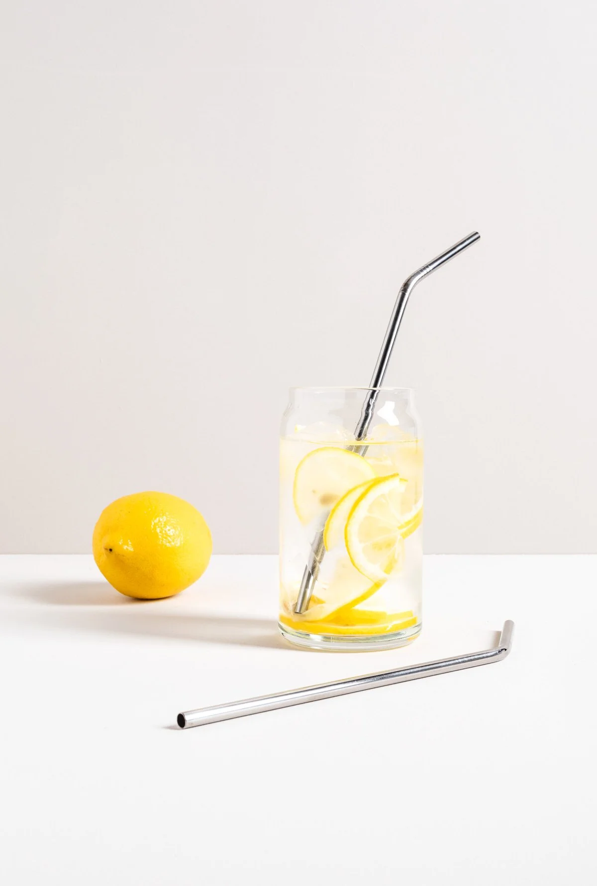 Delphine-Constantini-citrons-verre-jus-paille-metal