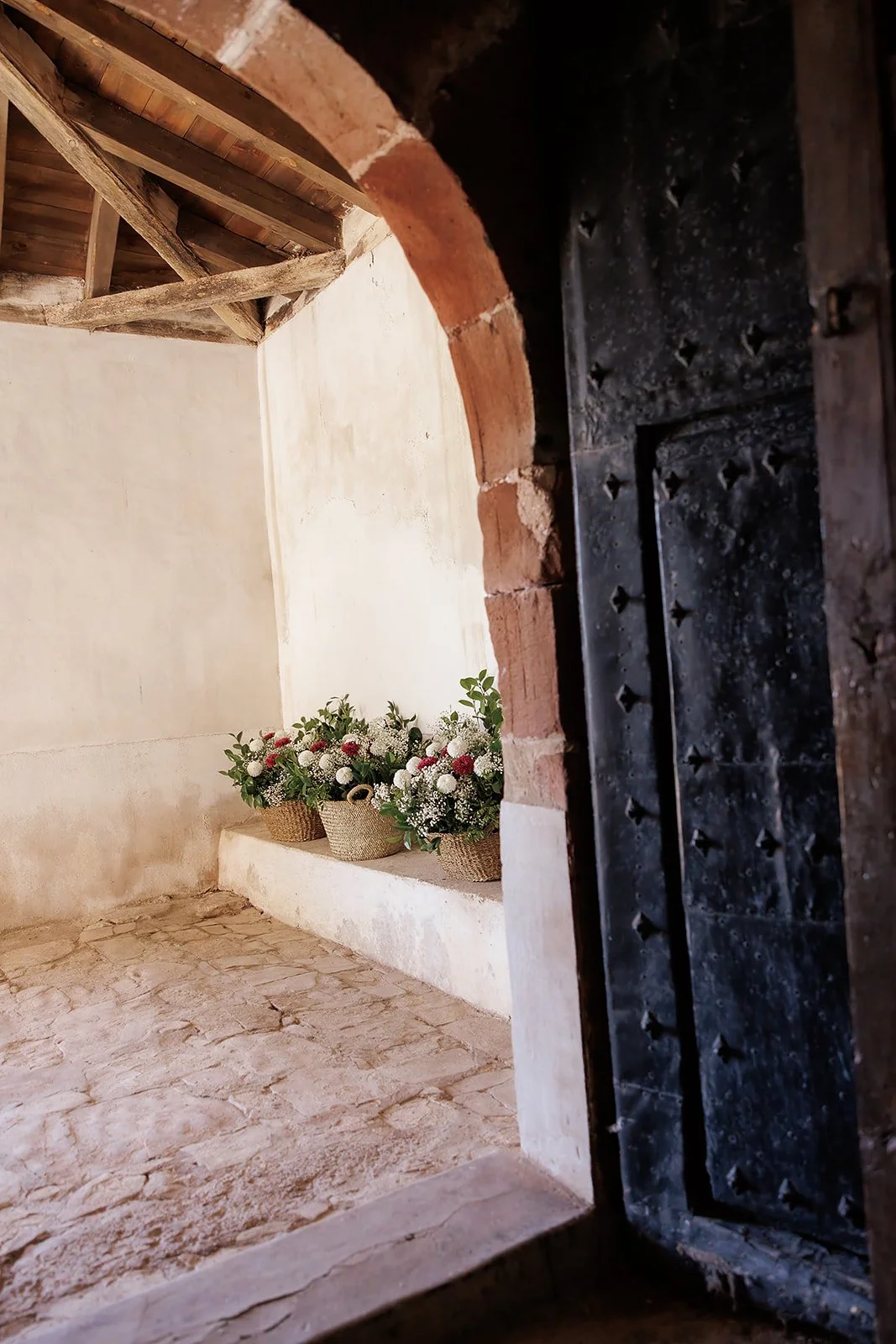 Decoración floral de patio interior de una iglesia para bodas.