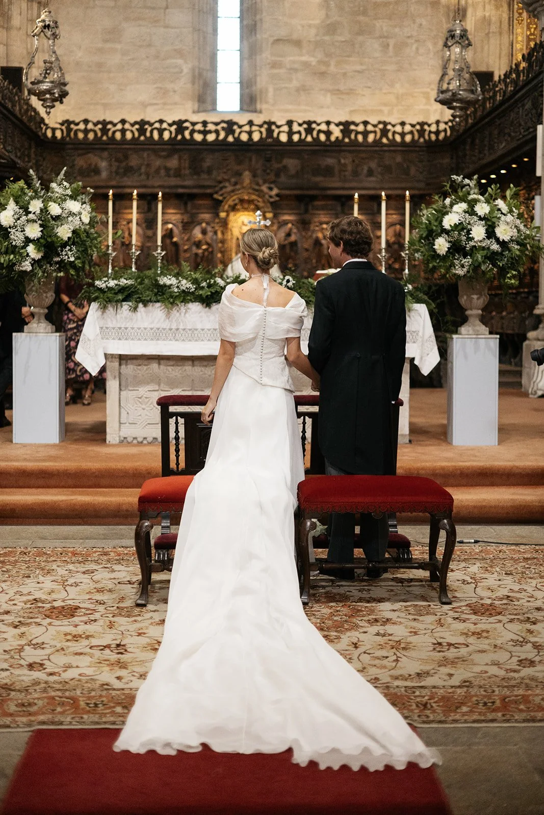 Decoración floral de boda de iglesia.