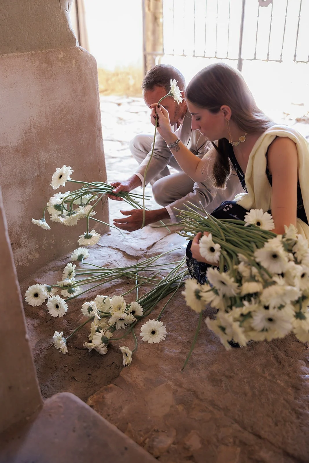 Decoración floral para la salida de los novios.