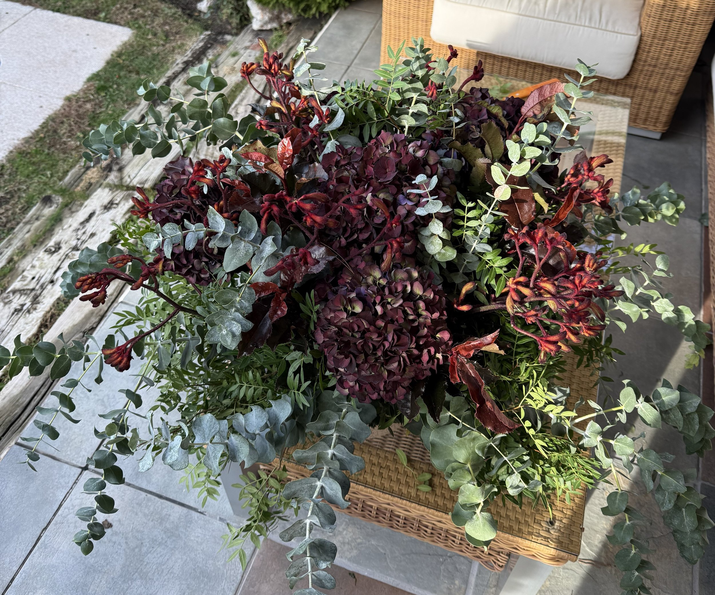 Cesto mimbre pequeño con hortensia granate