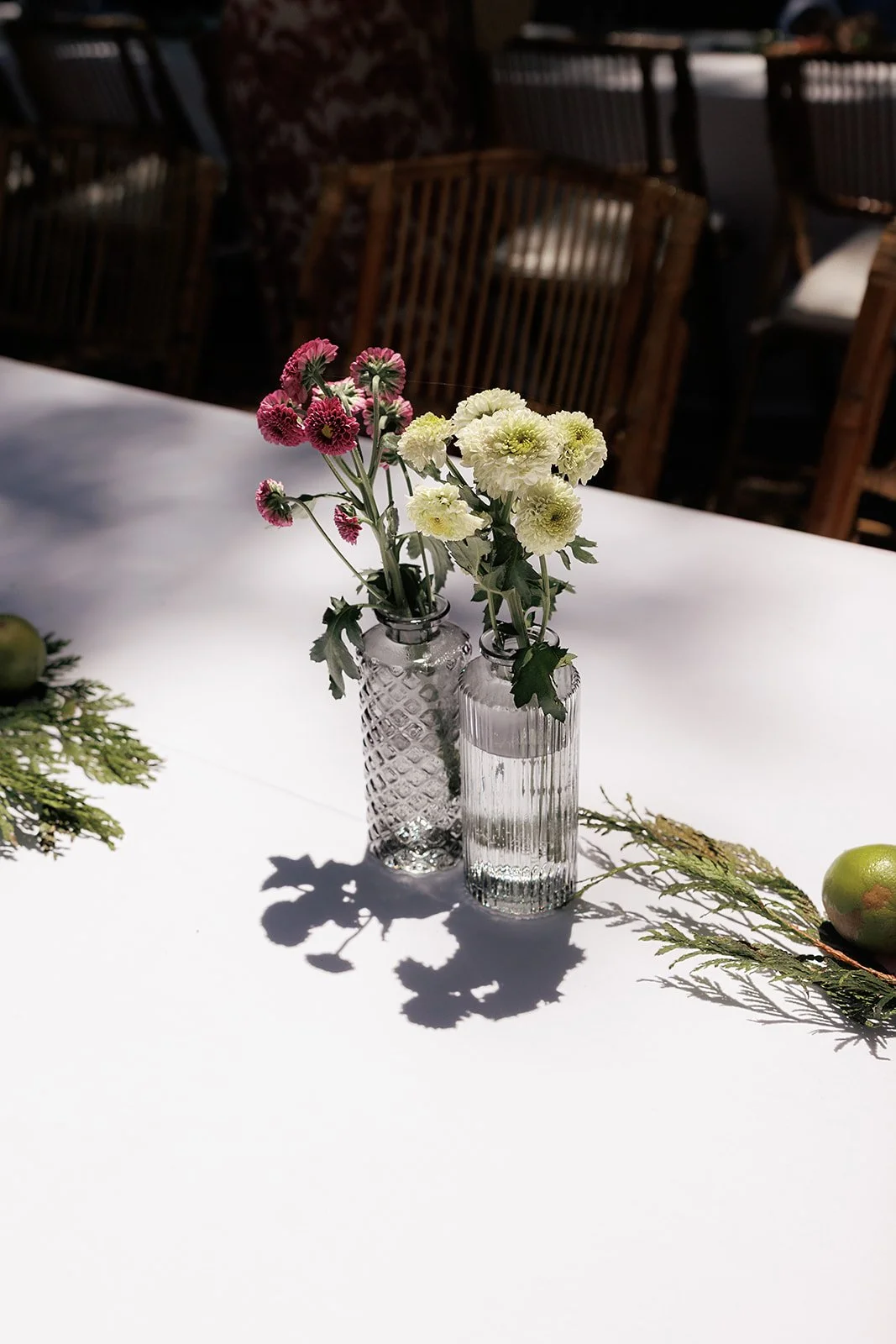 Decoración floral de mesas de boda, con violeteros de distintas flores.