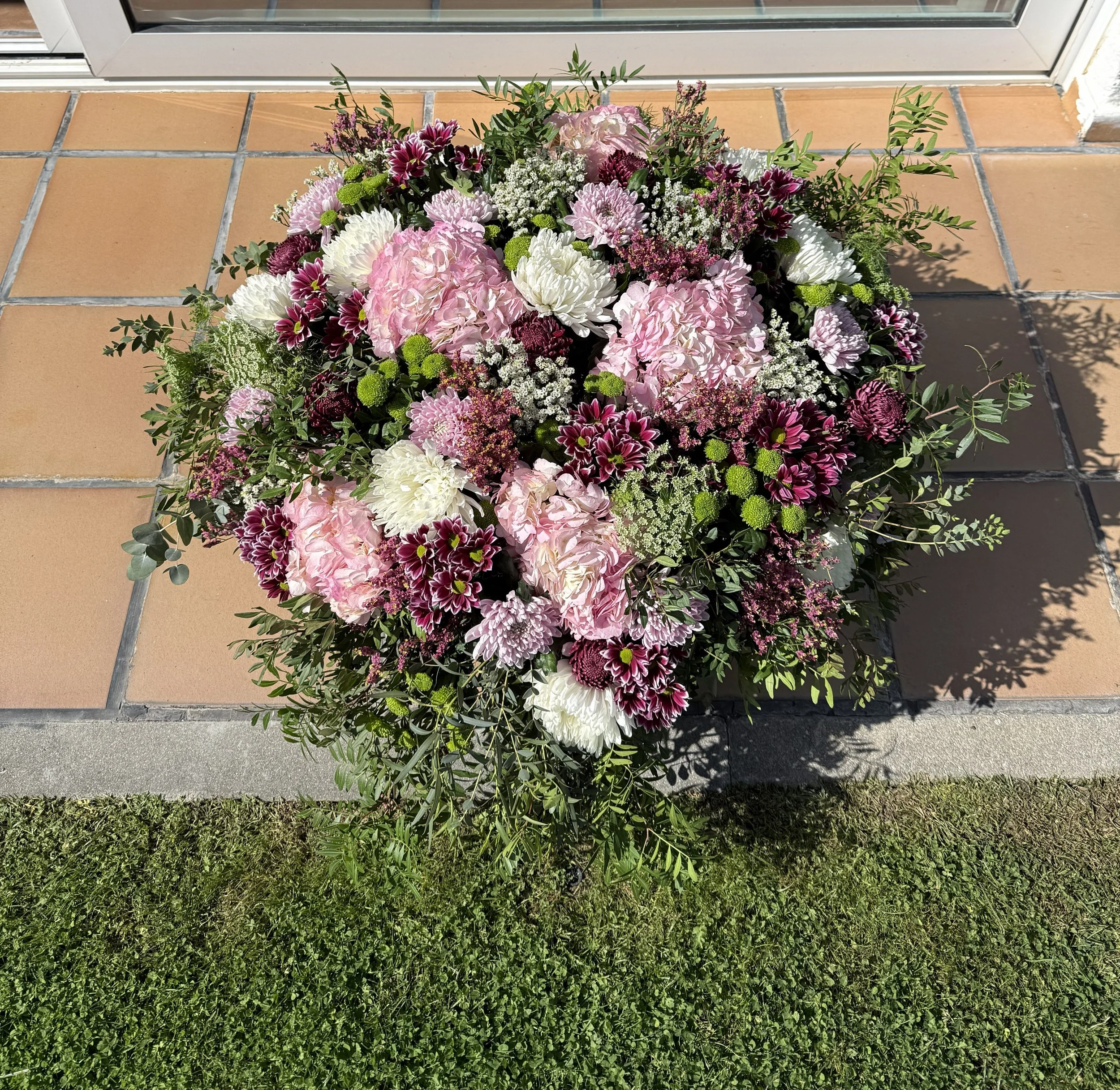 Cesta mimbre grande con hortensia rosa