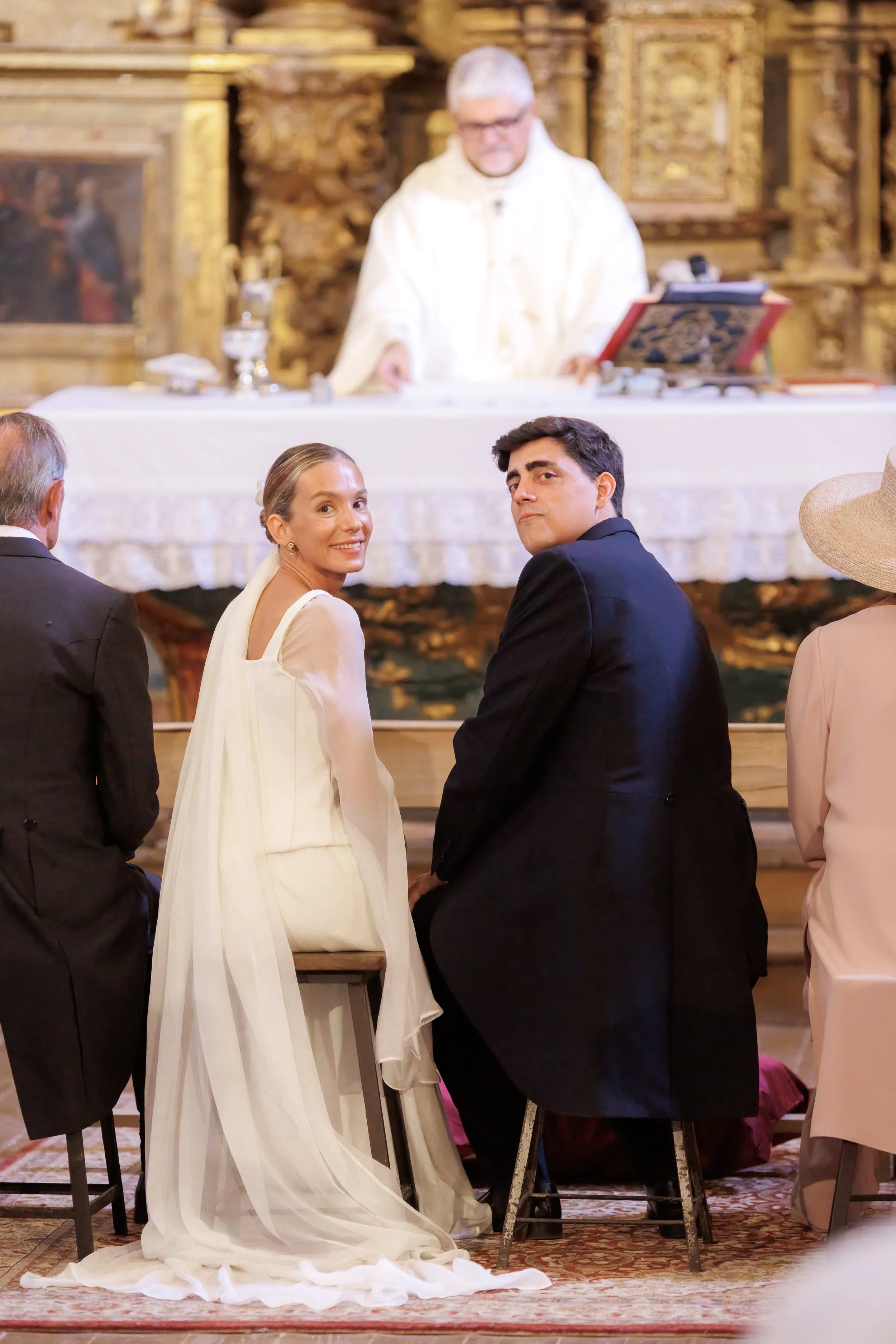 Novios celebrando su boda.