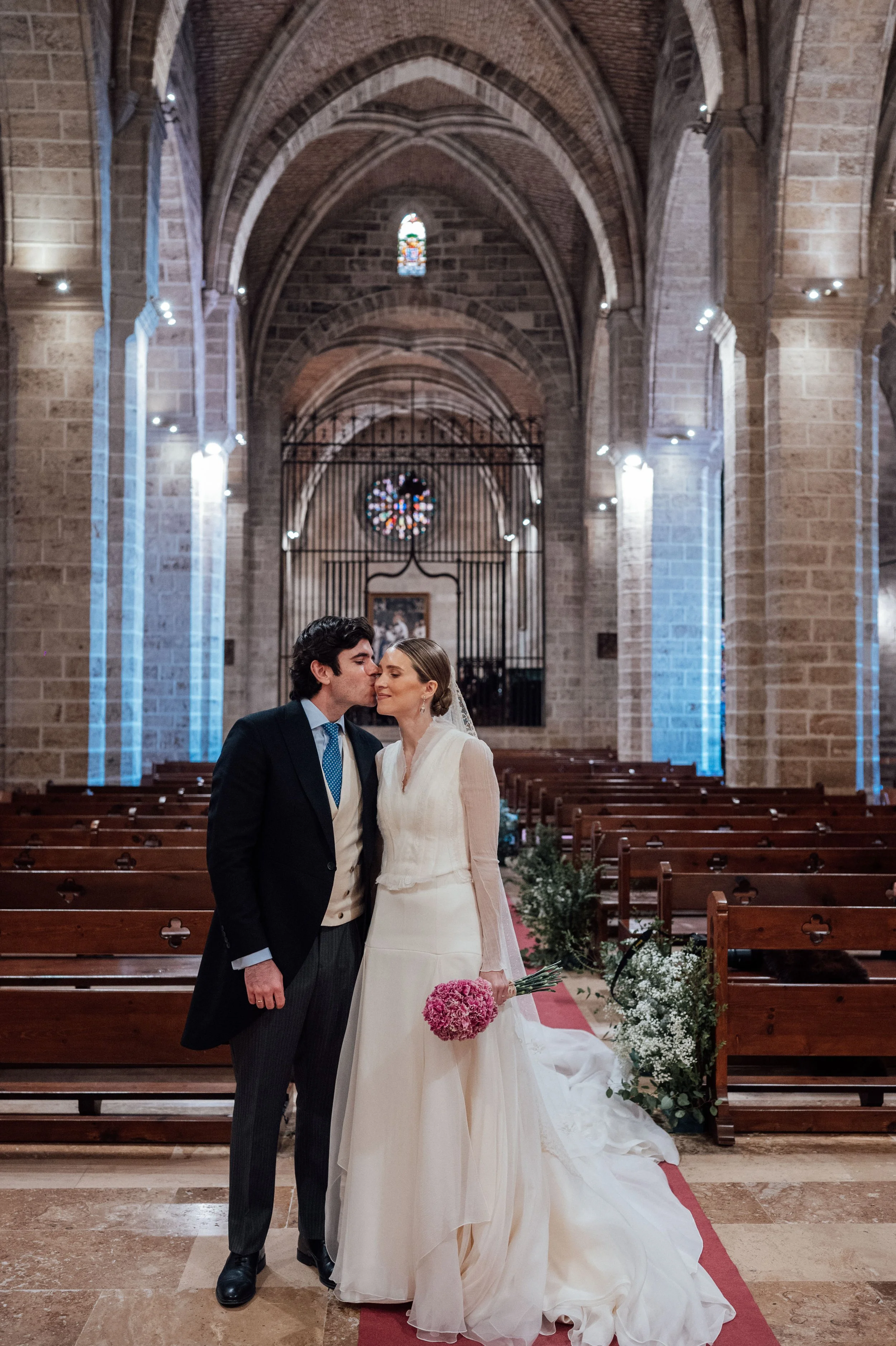 Decoración floral de iglesia para bodas. 