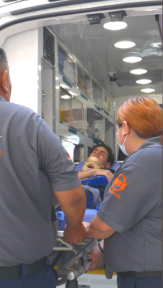 Personal médico atendiendo a un paciente en una ambulancia.