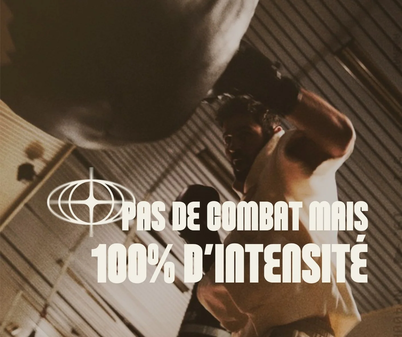 Une personne souriante faisant de la boxe au sac de frappe dans une pièce. Texte en surimpression, 'Pas de combat mais 100% d'intensité', accompagnée d'un symbole de cible.