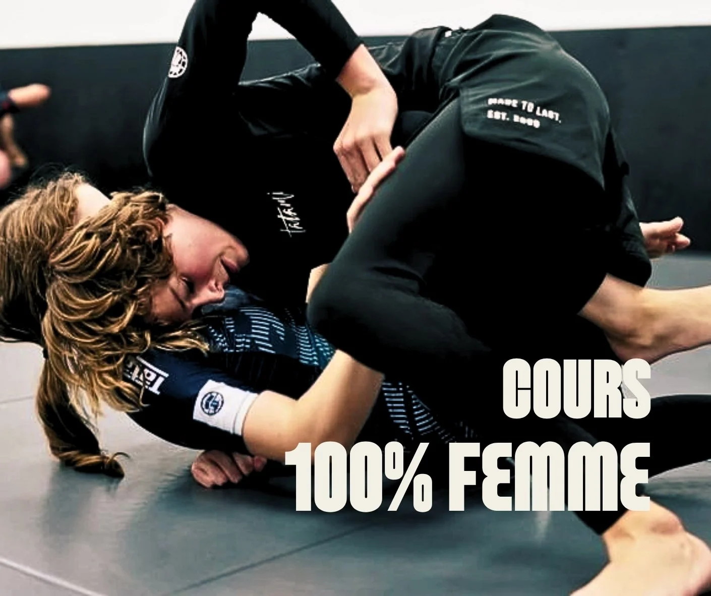 Deux femmes pratiquant le jiu-jitsu brésilien, la luta livre ou le grappling nogi sur un tapis, en position de combat au sol, portant des vêtements de sport noirs. Texte en français indiquant "Cours 100% femme".