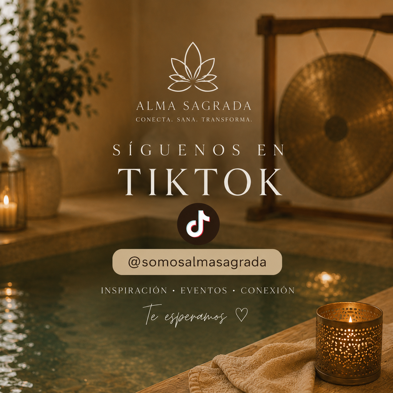 Imagen promocional de Alma Sagrada con texto que invita a seguir en TikTok, mostrando un ambiente relajante con velas, plantas y un gong dorado.