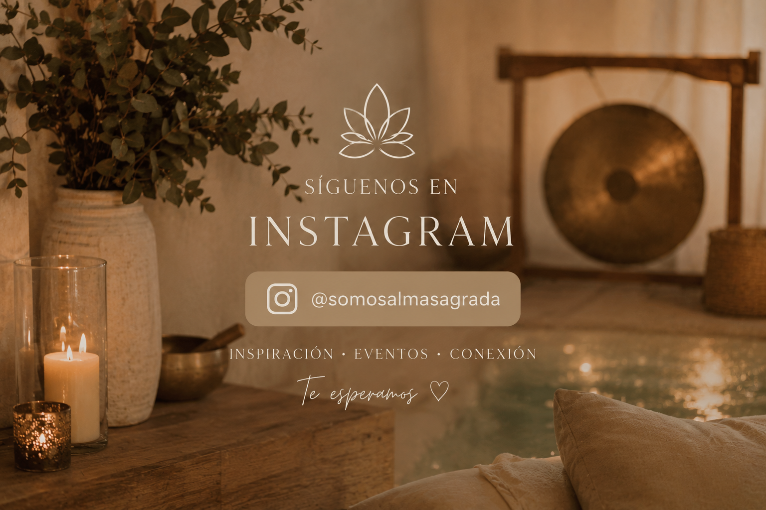 Imagen de promoción para seguir en Instagram @somosalmásagrada, con fondo de decoración relajante con velas y plantas, y un gong de fondo.