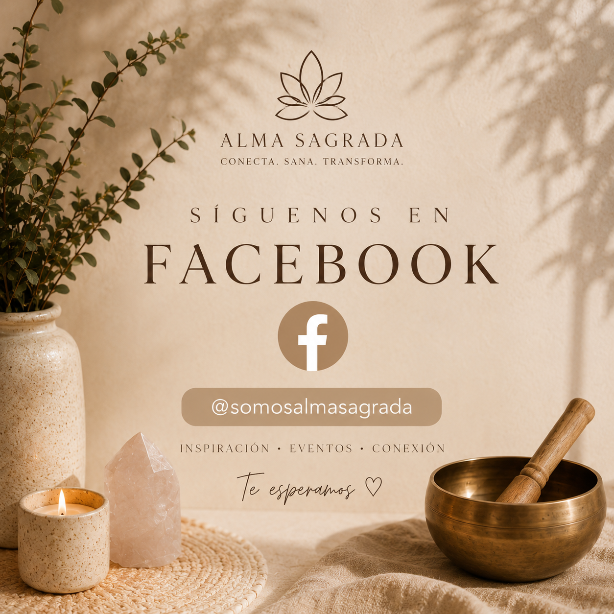 Cartel promocional de Alma Sagrada invitando a seguir en Facebook, con ambiente de bienestar y relajación que incluye una vela encendida, una pieza de cristal de cuarzo, un cuenco tibetano con mazo, una planta en una maceta y un fondo en tonos beige.