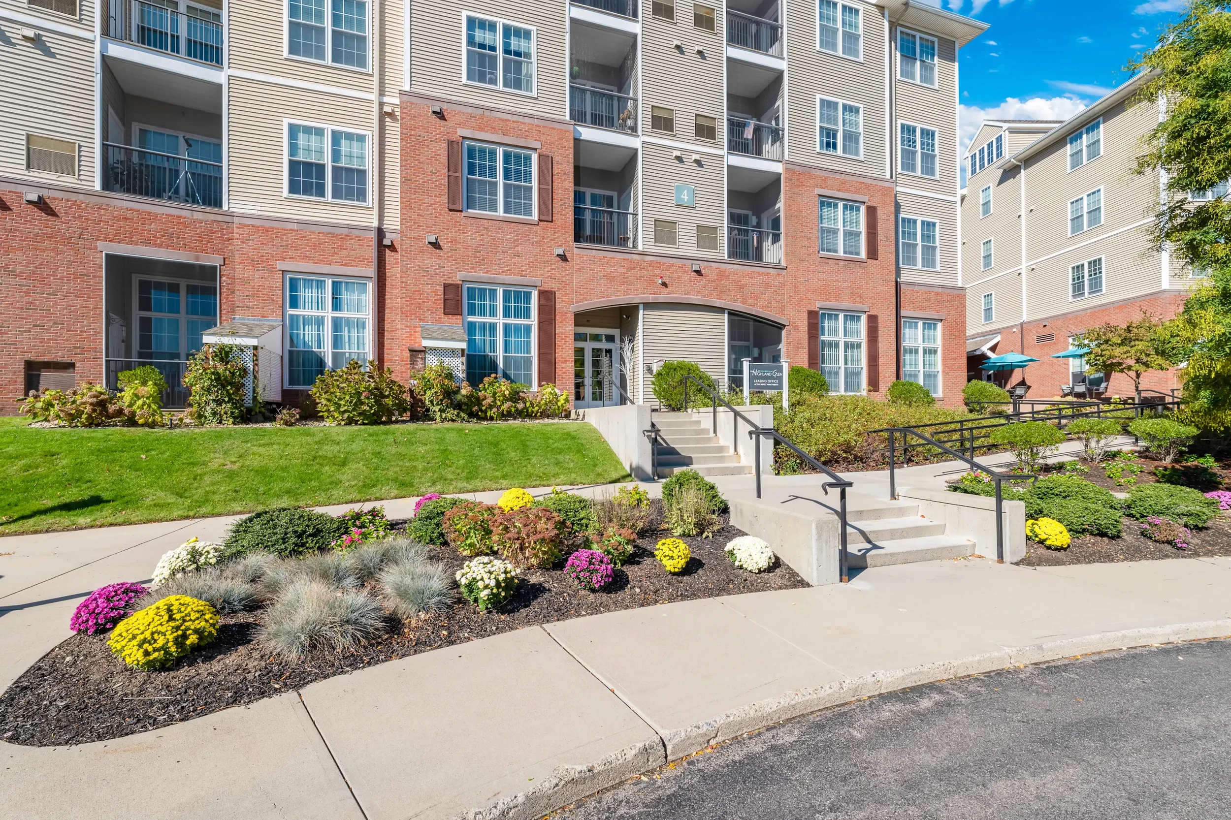 Residence at Highland Glenn - 1.webp