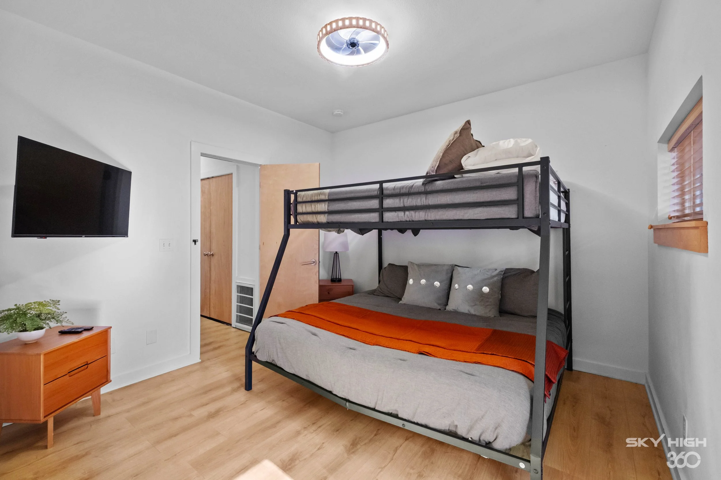 Modern-Hog-Pad-GroundFloorBedroom-01.jpg