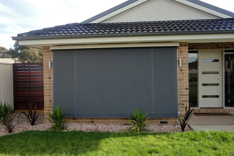Fixed guide blinds from ground to ceiling