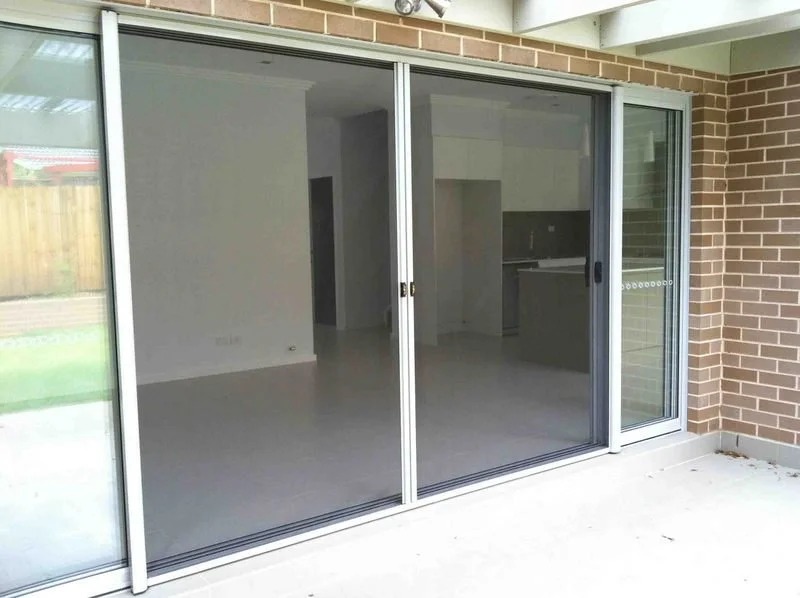 Flat retractable screen for french and bi-fold doors