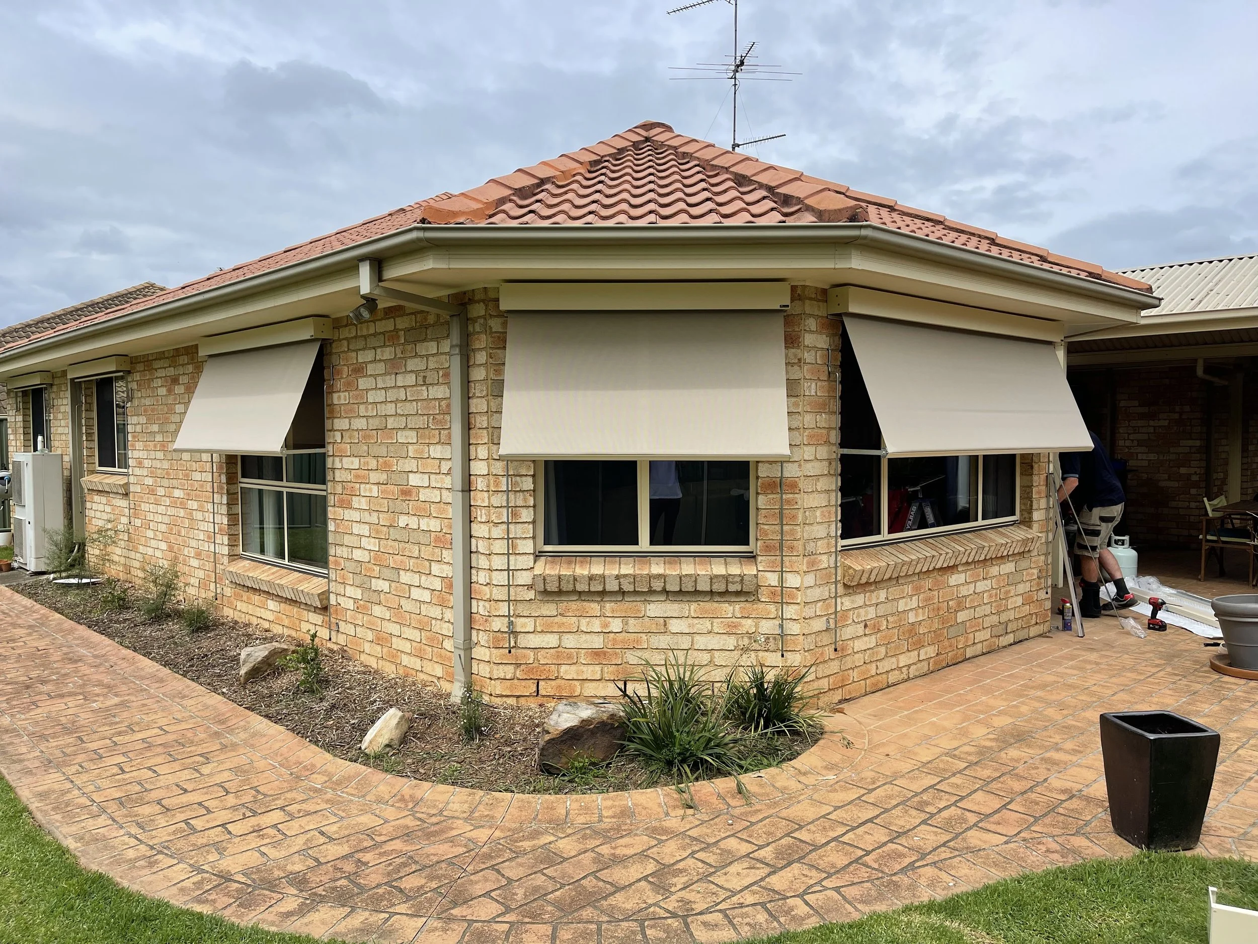 Automatic awning on exterior windows for easy adjustment and operation