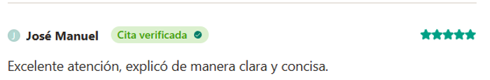Revisión de reseña con nombre, calificación de estrellas y comentario en español.