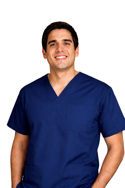 Hombre con uniforme de enfermero sonriendo, fondo negro.