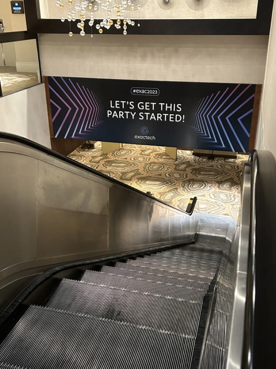 escalator sign