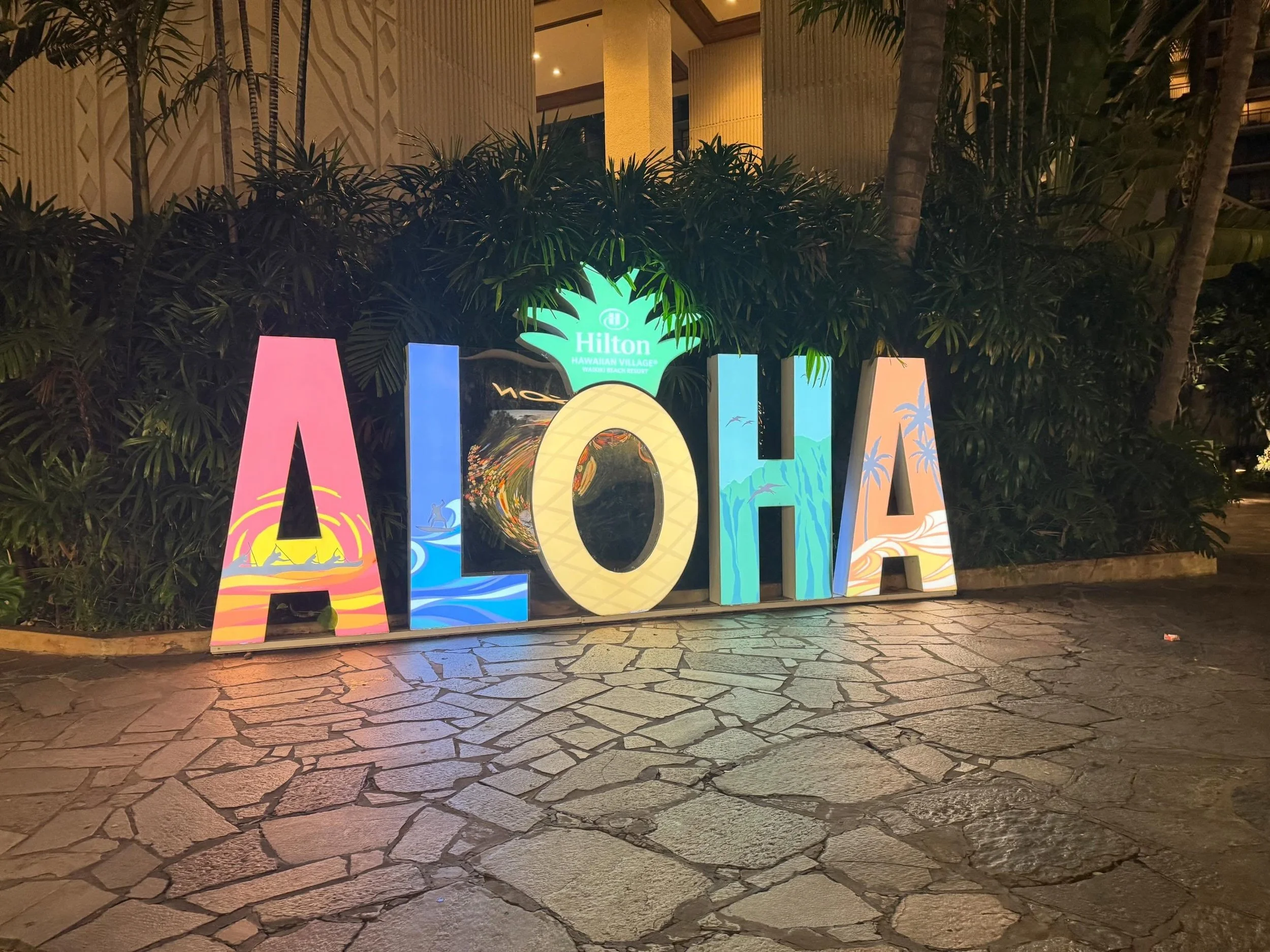 📍Hawaii is beautiful during the day and at night🌺🌸