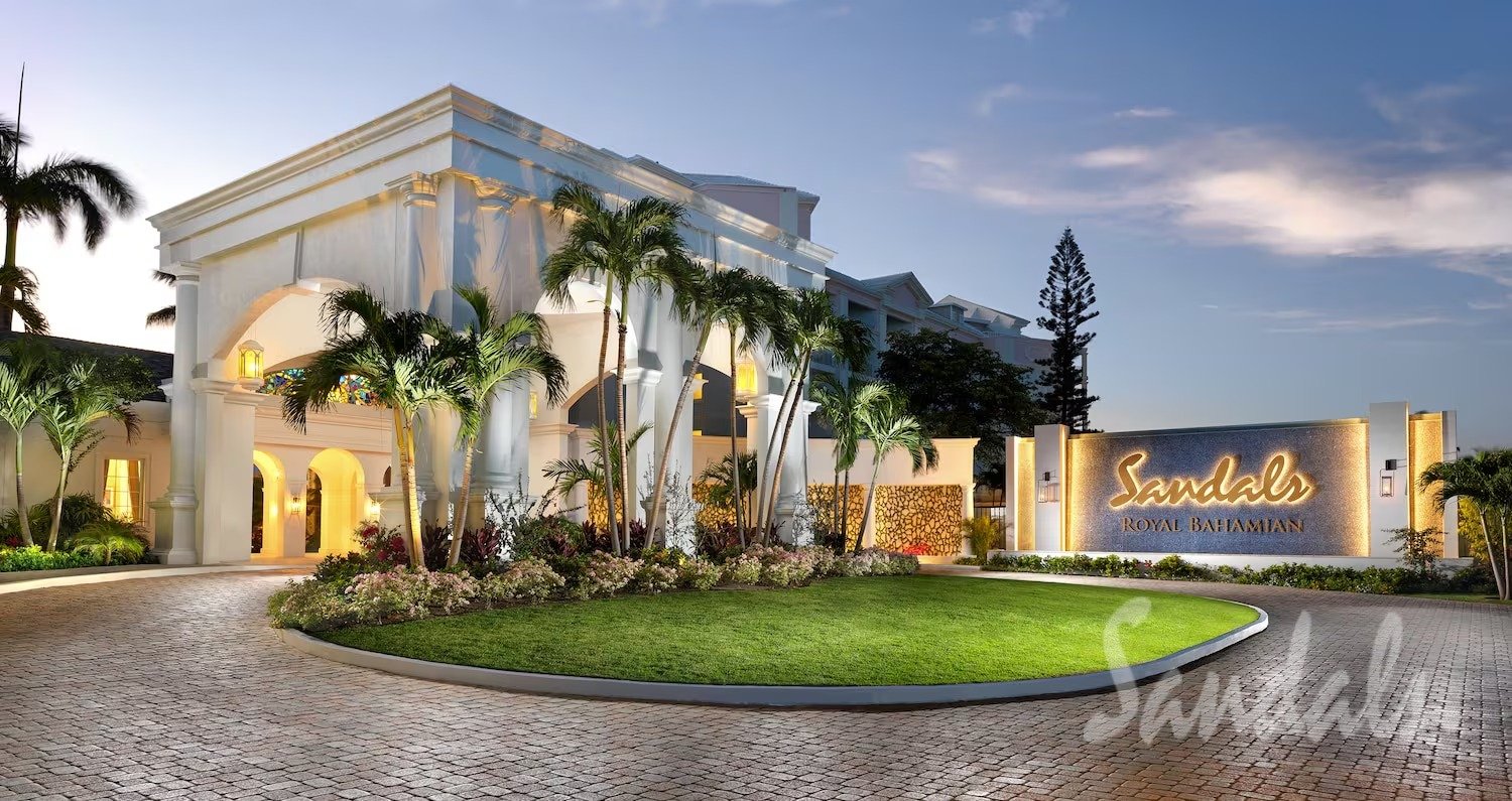 🏝️ Imagine waking up in paradise and spending your day on a private island in the Bahamas. That's exactly what awaits at 📍Sandals Royal Bahamian.

This luxury all-inclusive resort combines elegant beachfront accommodations, gourmet dining, unlimite