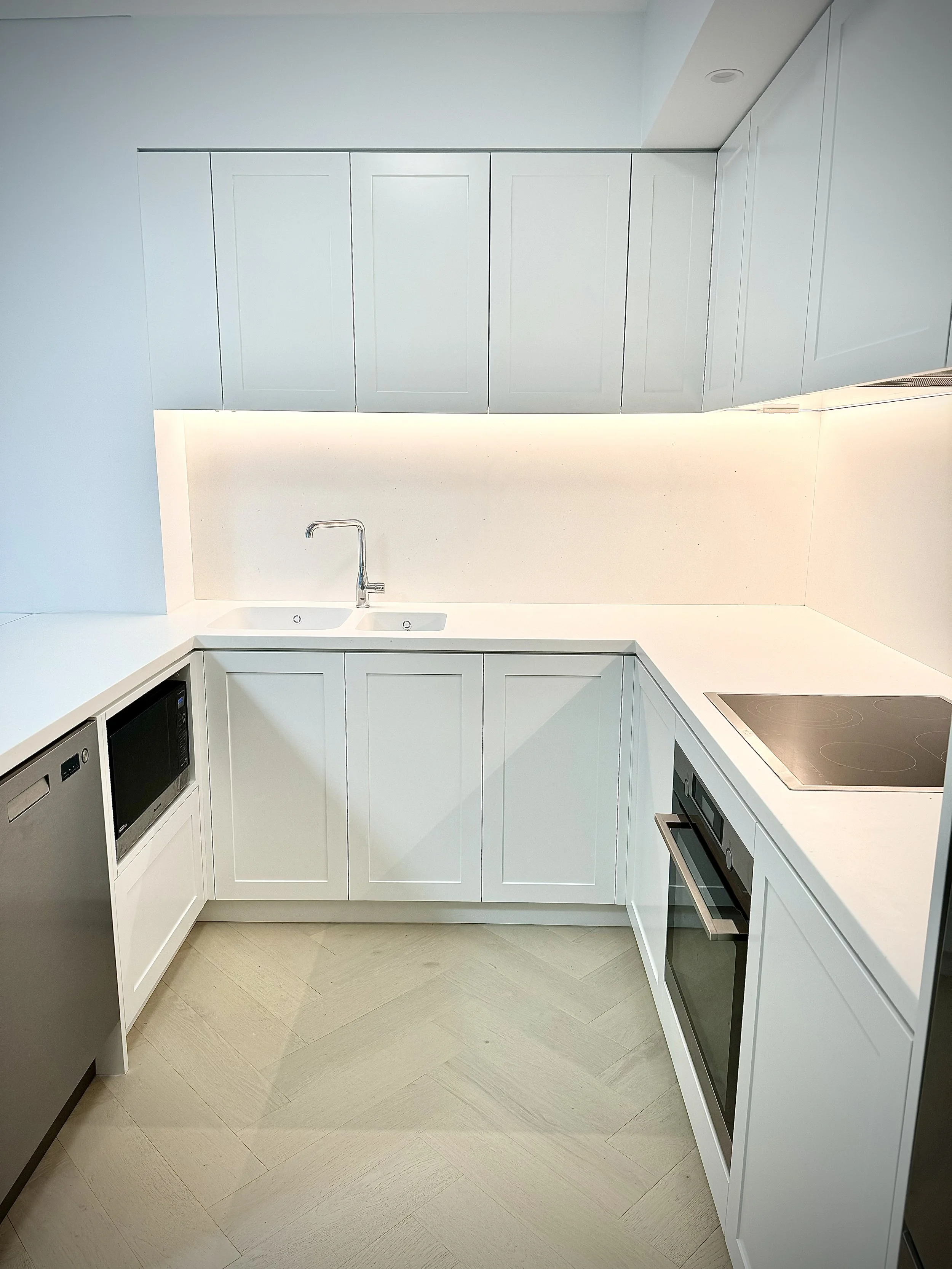 kitchen, herringbone, corian, white, shaker