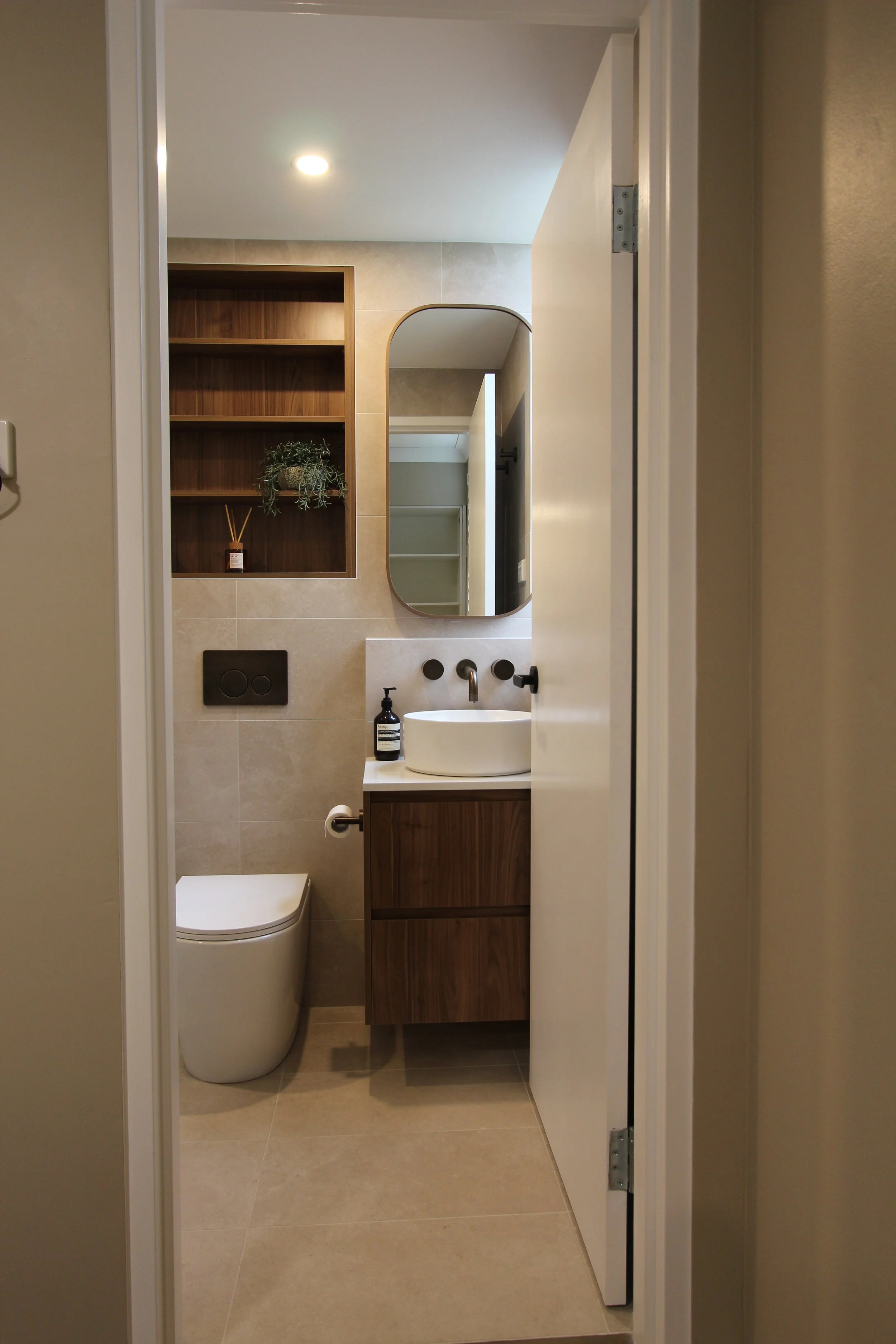 Ensuite, renovation, walnut, antique brass