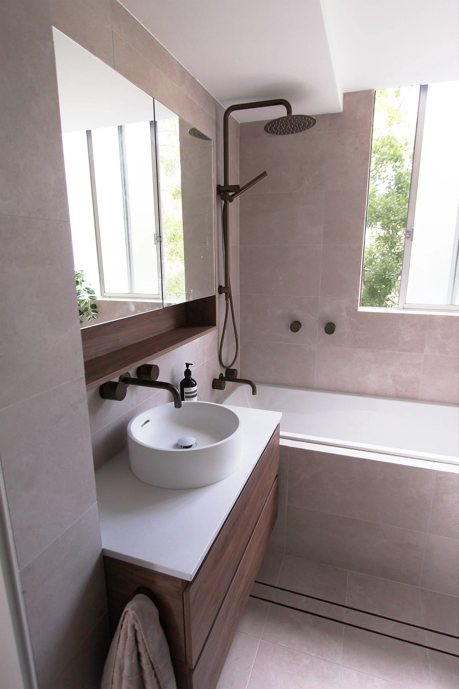 Bathroom, renovation, round basin, antique brass, walnut