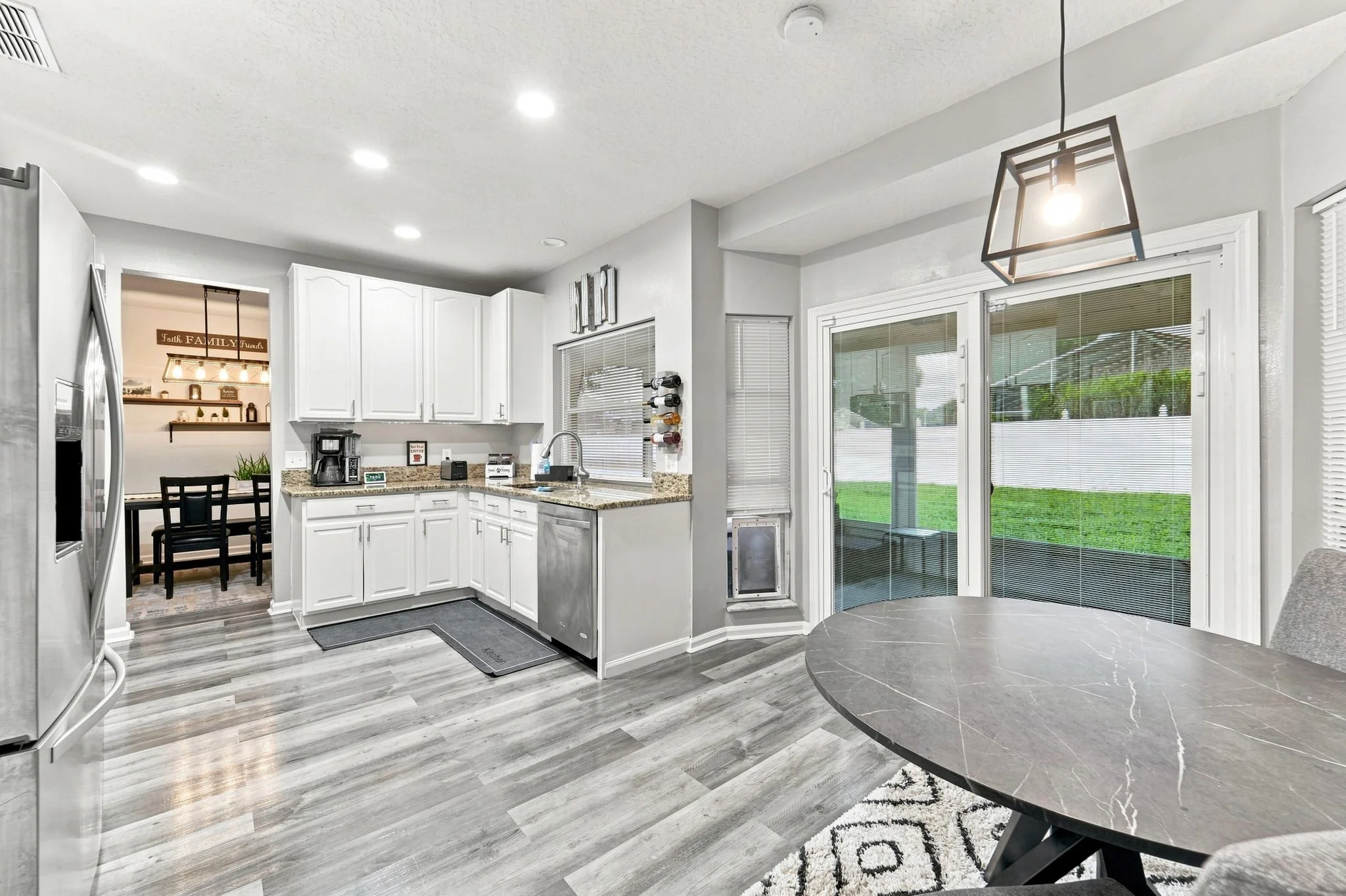09-kitchen-to-patio.jpg