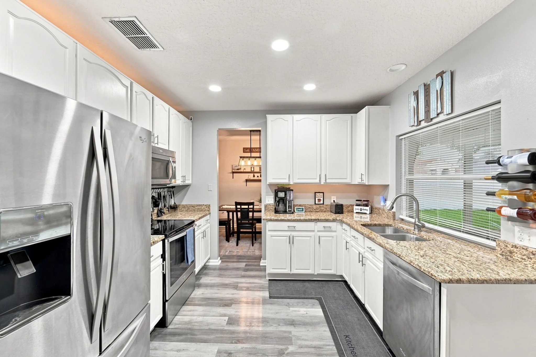 04-kitchen-wide.jpg