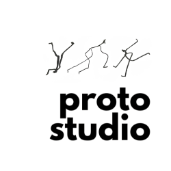 Logo avec quatre dessins de figures humaines stylisées et le texte 'proto studio' en noir en bas.