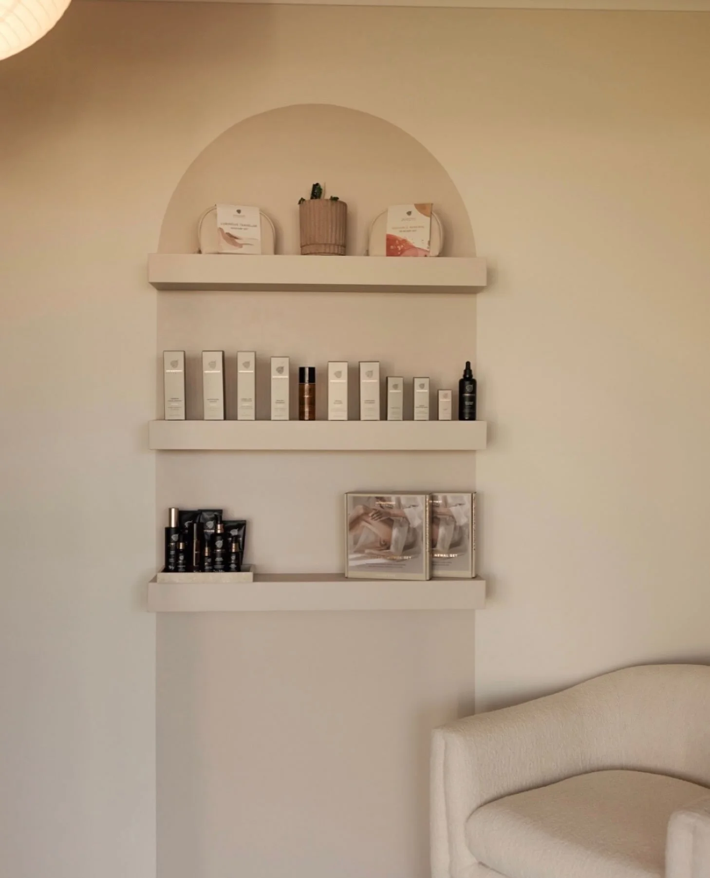 The Aurelia Philosophy 

Beautiful skin is important.

But so is the way you feel while caring for it.

At Aurelia Skin, I believe the most meaningful treatments do more than support healthy skin.

They create space to slow down.

To breathe.

To sof