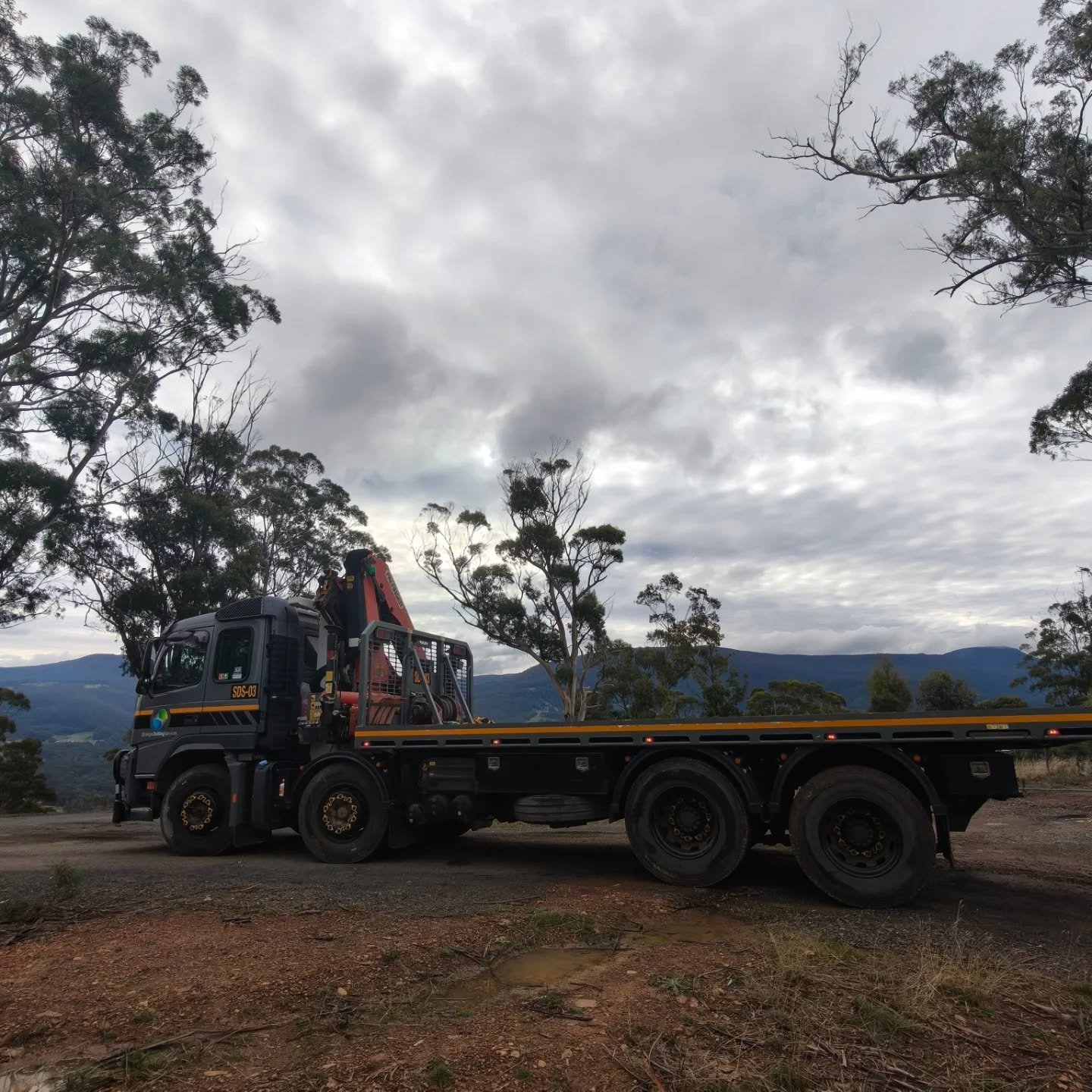 Max Trucking Co 

Tight spaces? Steep slopes? No worries. 😎🚚💨

Swipe to see how we handle tricky drops that leave standard transport trucks scratching their heads. We took this heavy-duty blue shipping container up a winding dirt track and positio