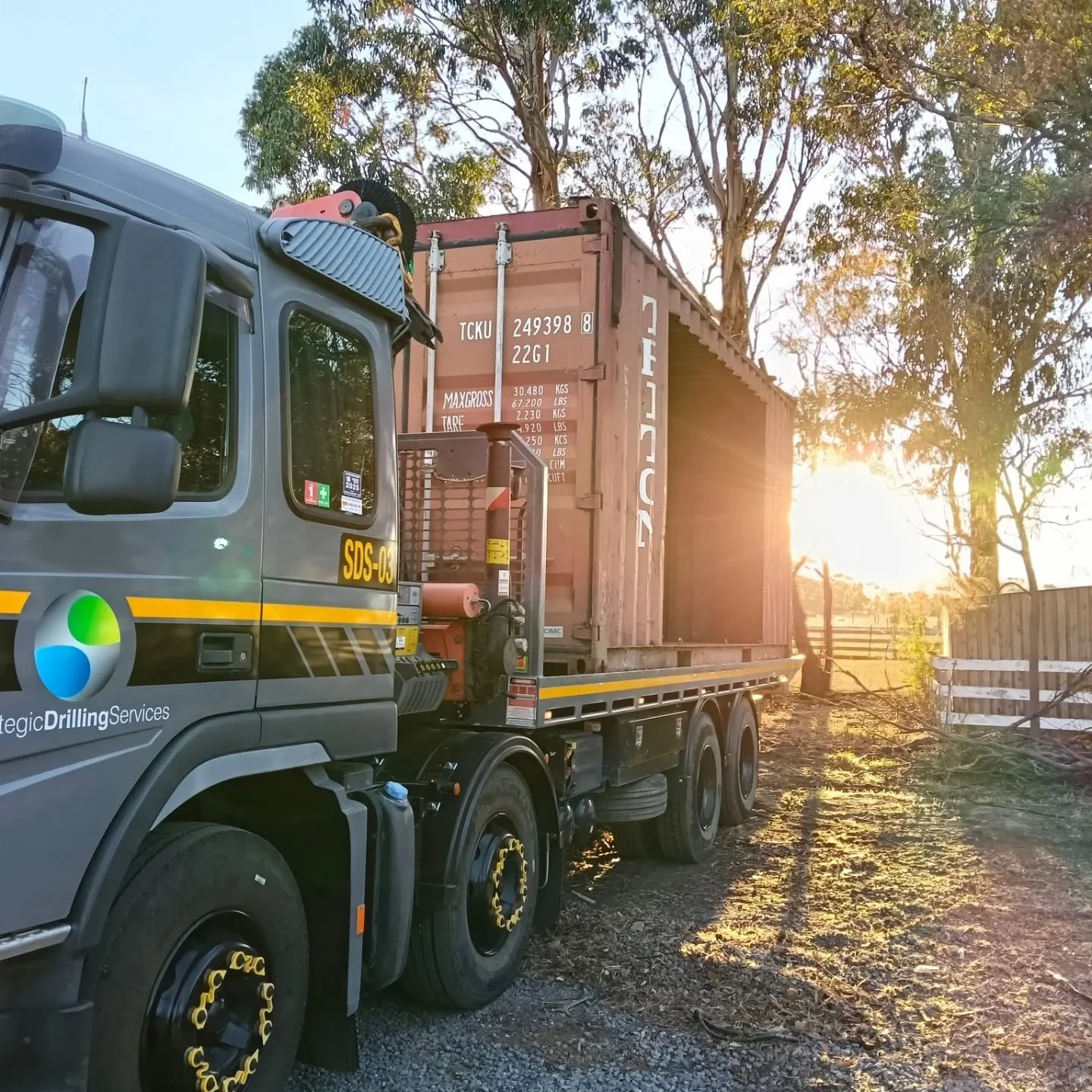 First light to last light. 🌅➡️🌃

The crew was out today keeping things moving, utilizing our crane truck setup to shift these containers seamlessly from dawn till dusk. 

No matter the hour, we&rsquo;re dedicated to getting the job done safely and 