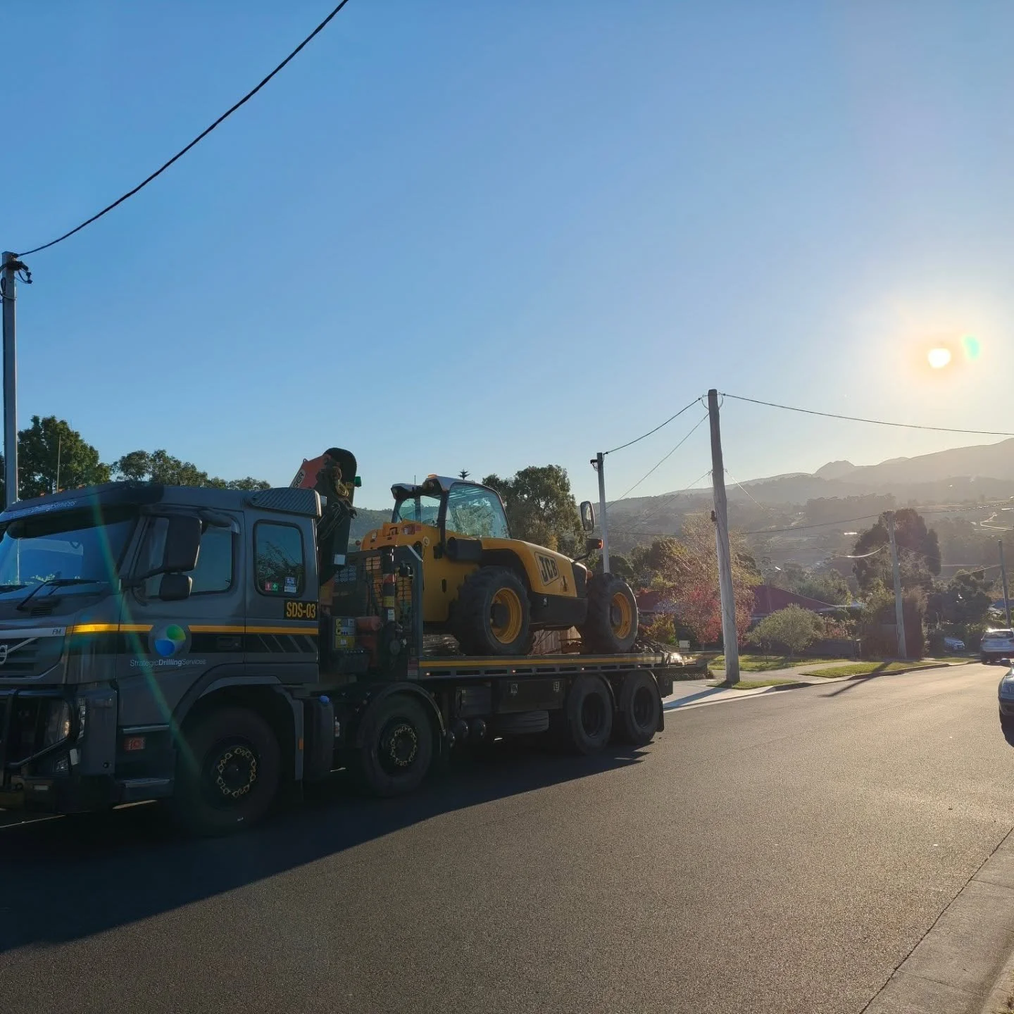 Precision in every placement. ☀️📐

Utilizing the agility of the JCB Telehandler to finish what the Volvo started.

 Seamless transport and delivery for a residential container setup.

Whatever the terrain, we find a way. 🛠️

#Logistics #Industrial 
