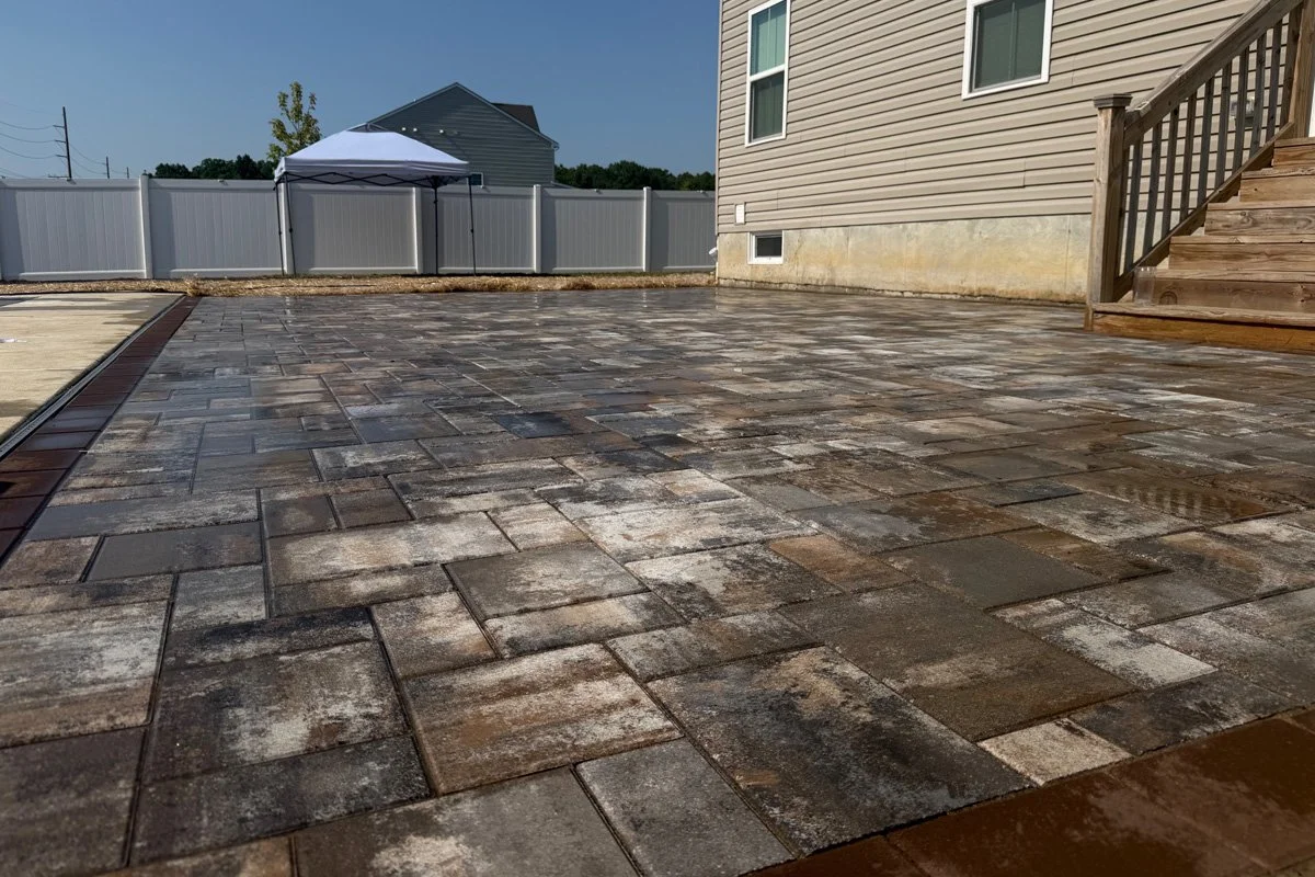 Close-up texture of 780 sq ft Cambridge Ledgestone 3-piece paver patio in Stone Harbor Blend with Mocha Kingscourt border.