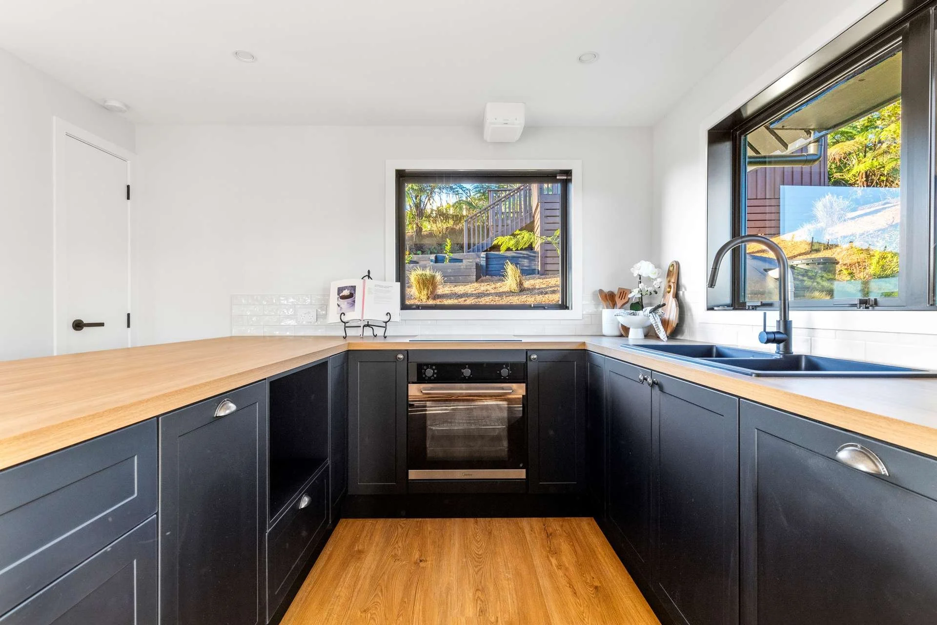 ridgewood_retreat_completed_log_cabin_new_black_kitchen.jpg