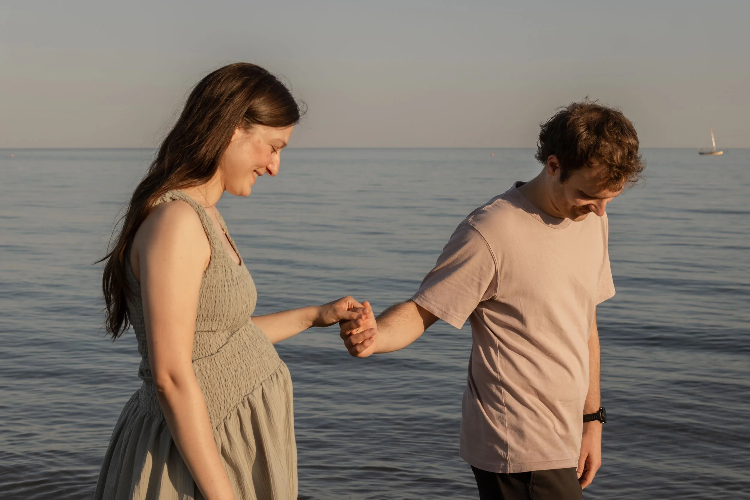 Shooting gravidanza in spiaggia al tramonto a Caorle