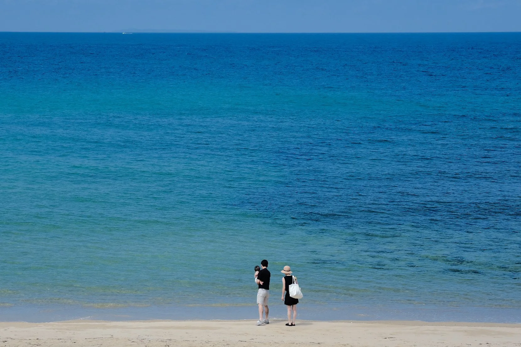 Family enjoying a beach walk in Japan, representing flexible FIT travel