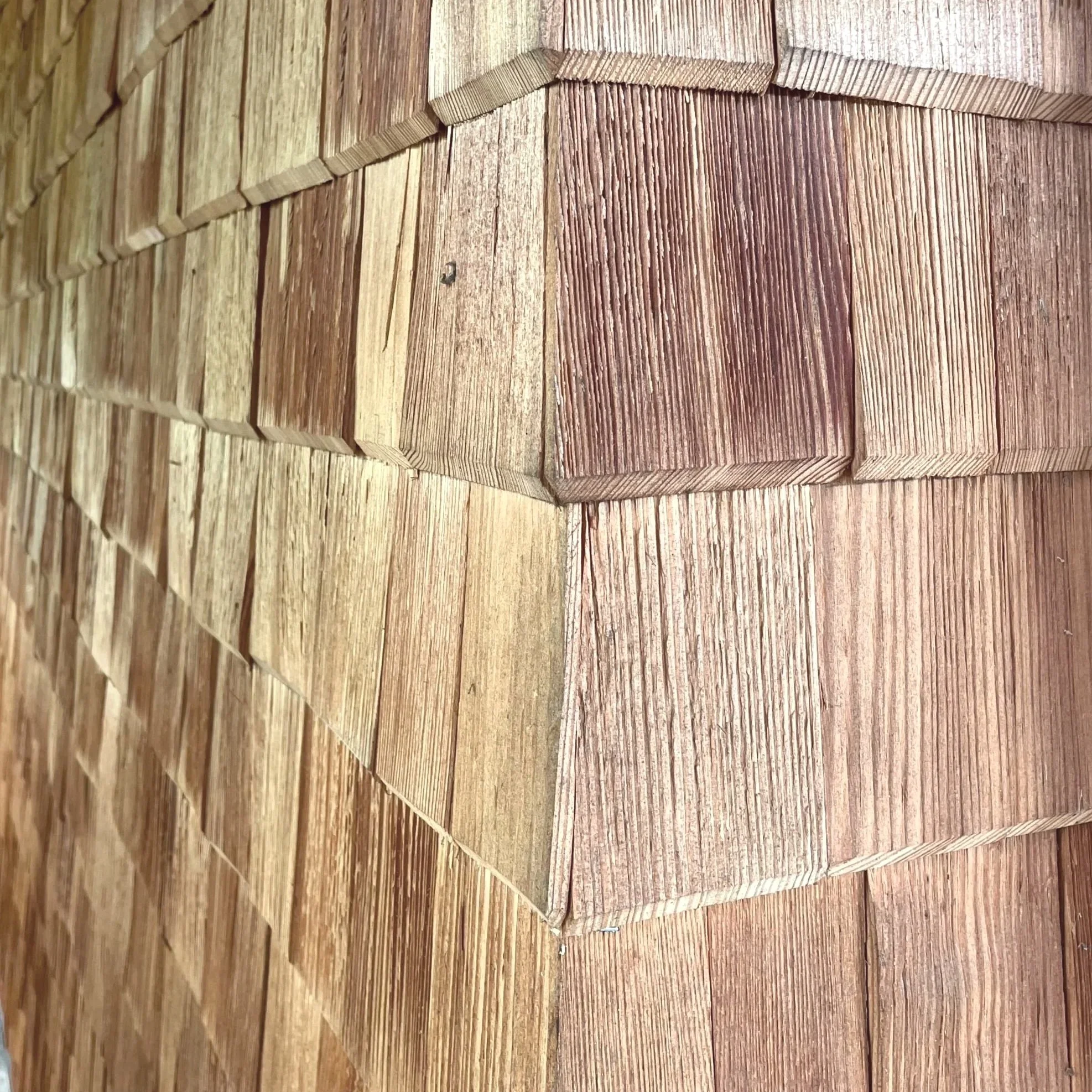 Nahaufnahme einer Holzoberfläche mit Holzschindeln in Lärche.