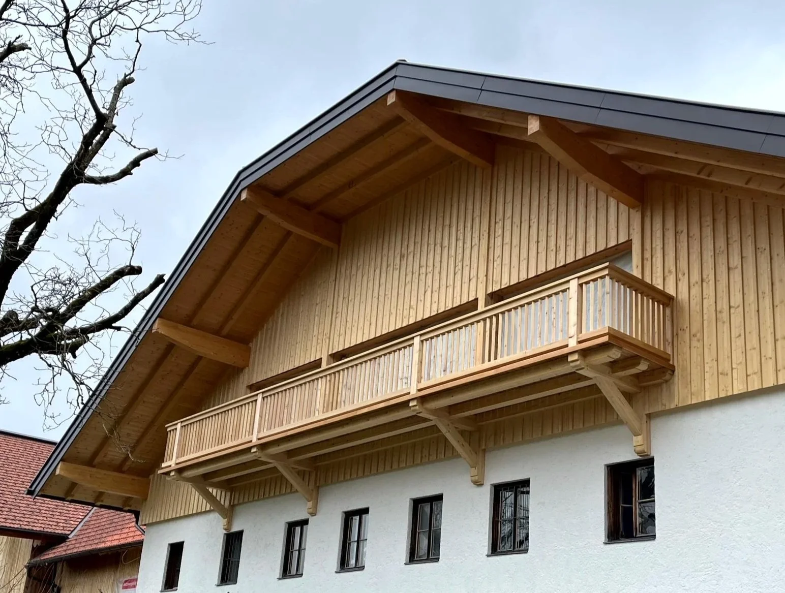Sanierung eines Gebäudes und Neubau eines Balkons in Holz. 