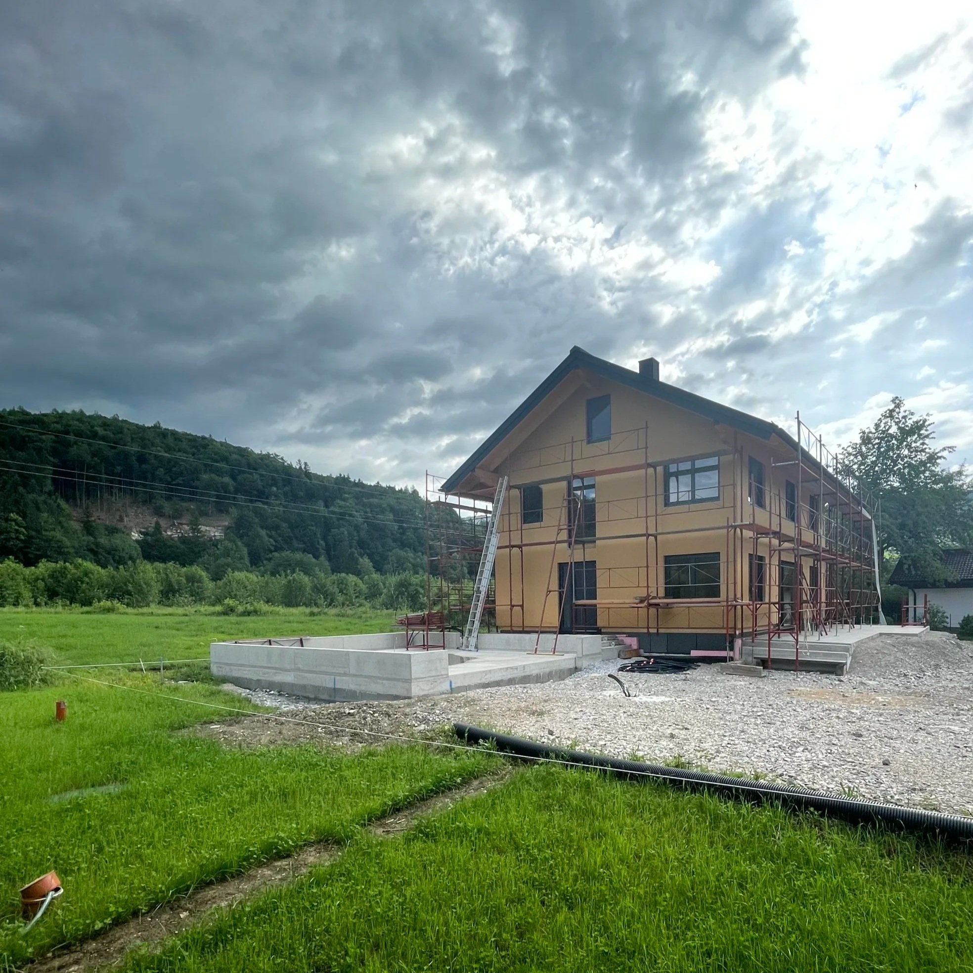 Holzhaus im Bau, Holzmassivbau 