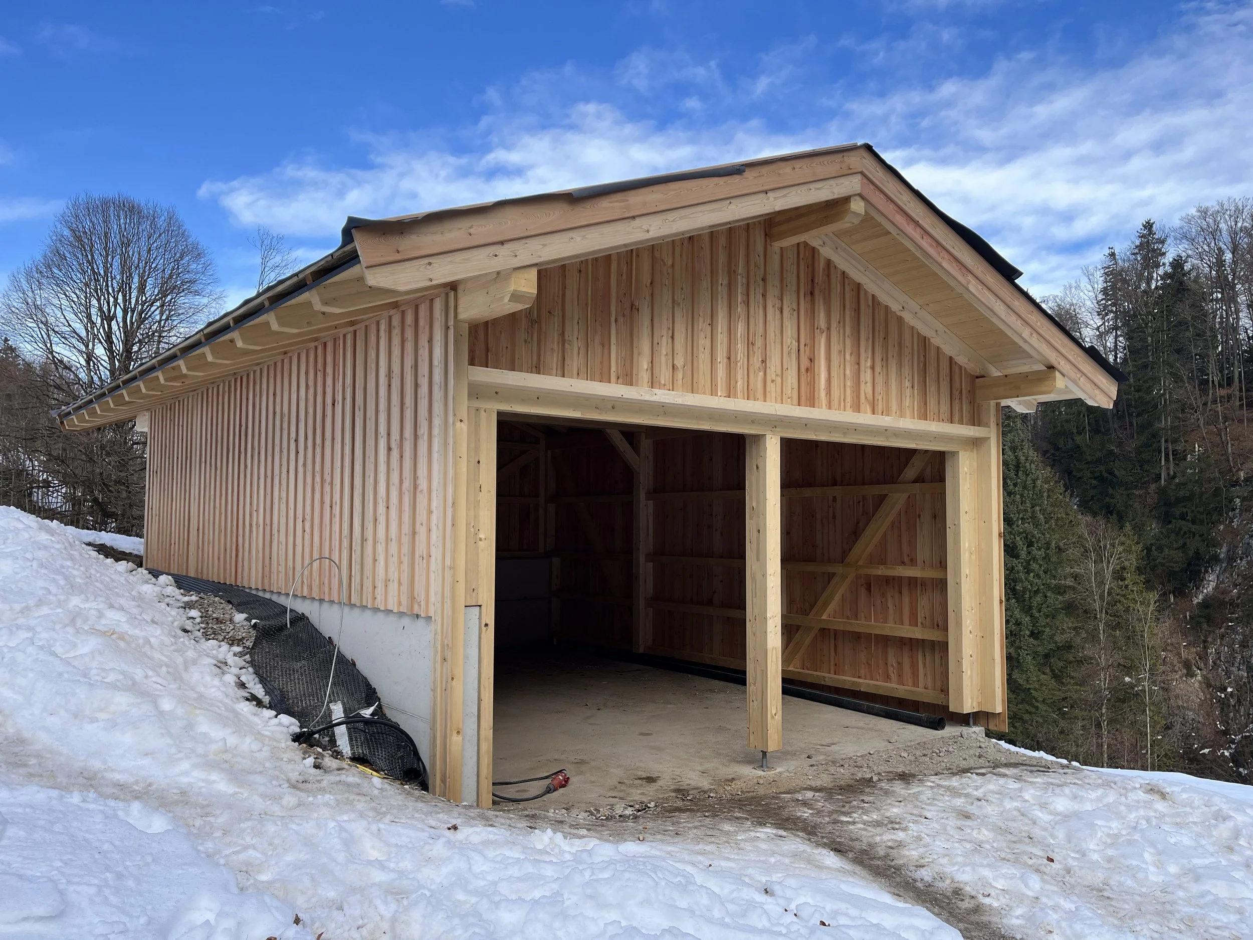 Remise mit vertikaler Holzfassade.