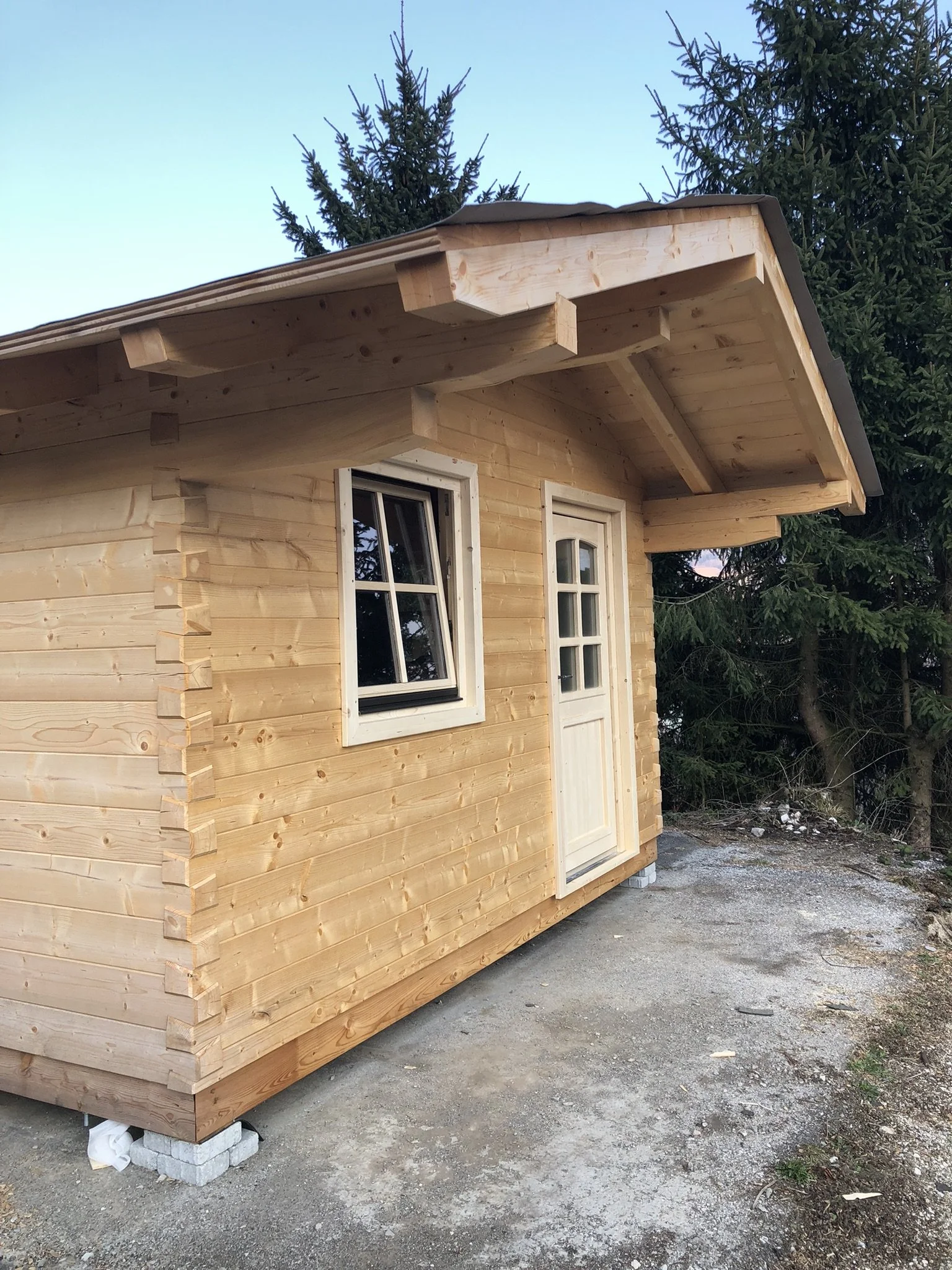 Blockbauhütte im Garten.