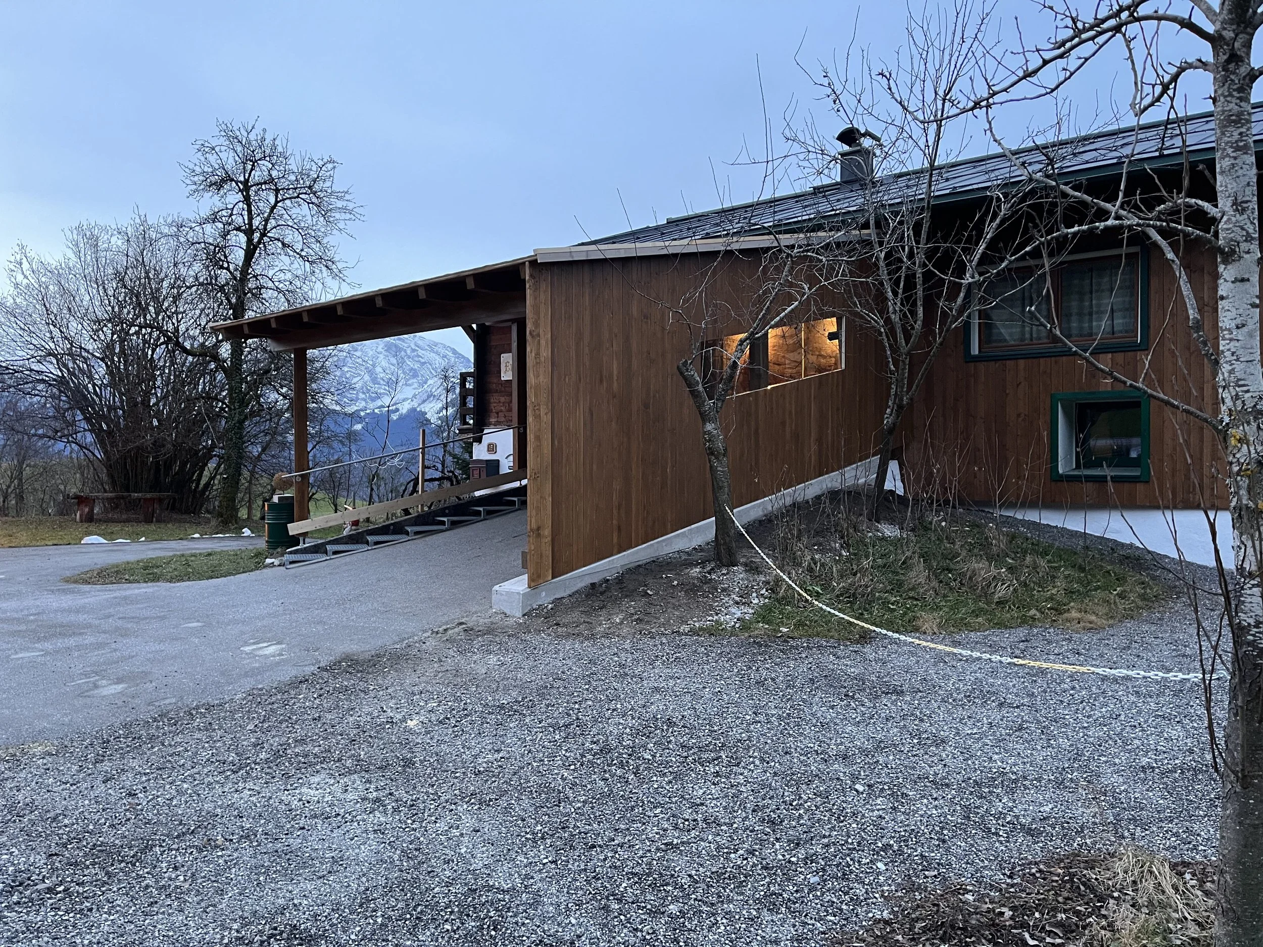 Anbau in Holz, landwirtschaftliches Gebäude.